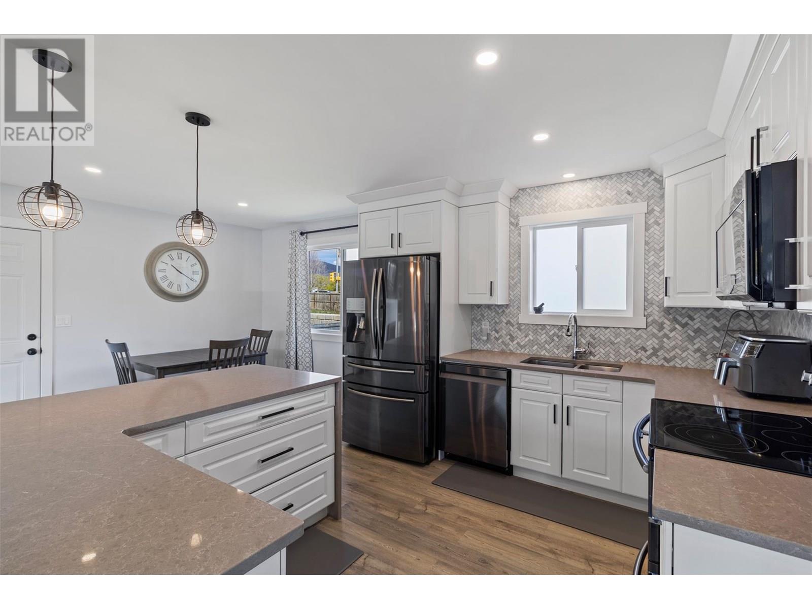 689 VALDES Drive, Kamloops