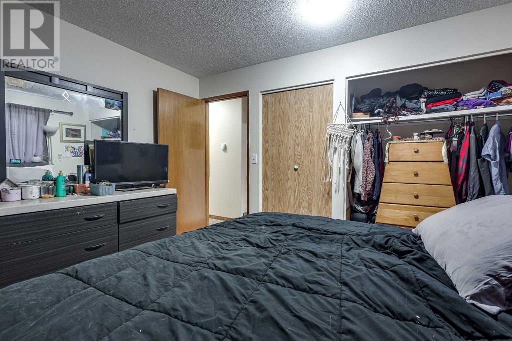 Photo 8 of 77 Eastman Crescent, Red Deer AB