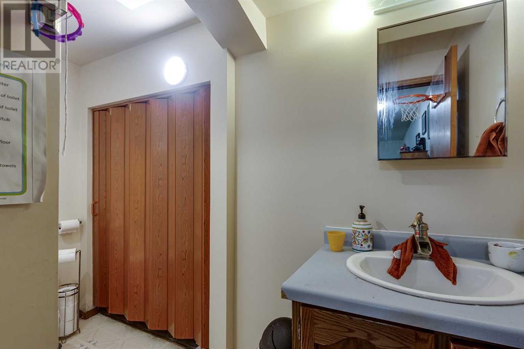Photo 10 of 77 Eastman Crescent, Red Deer AB