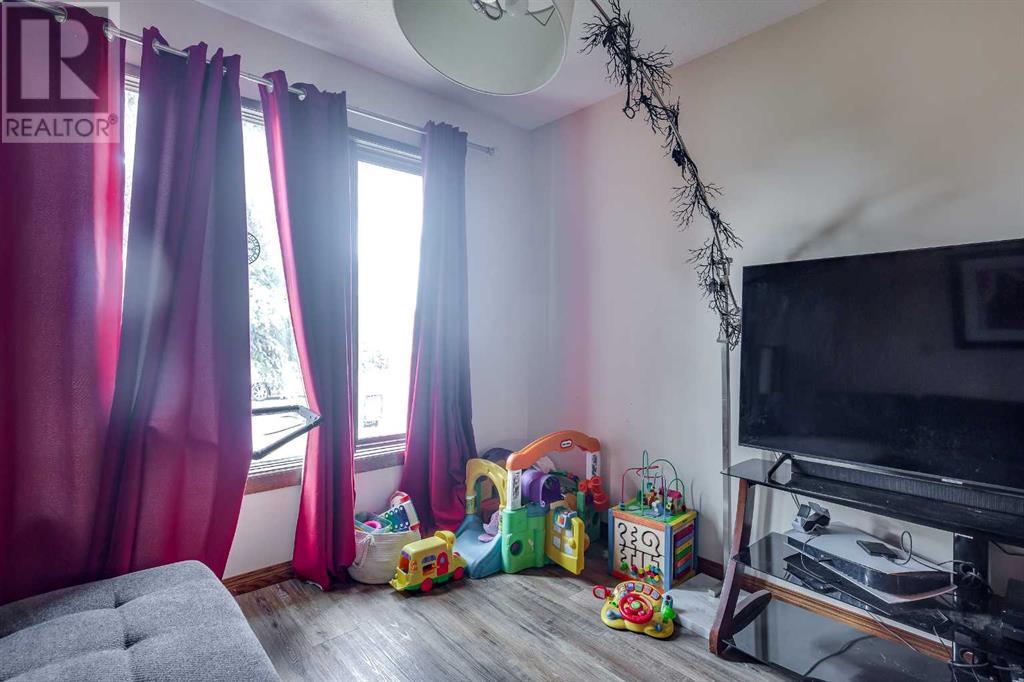 Photo 13 of 77 Eastman Crescent, Red Deer AB