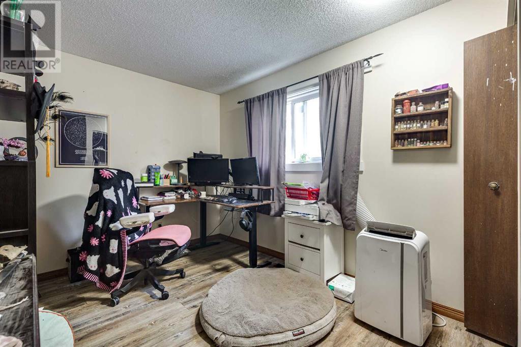 Photo 39 of 77 Eastman Crescent, Red Deer AB