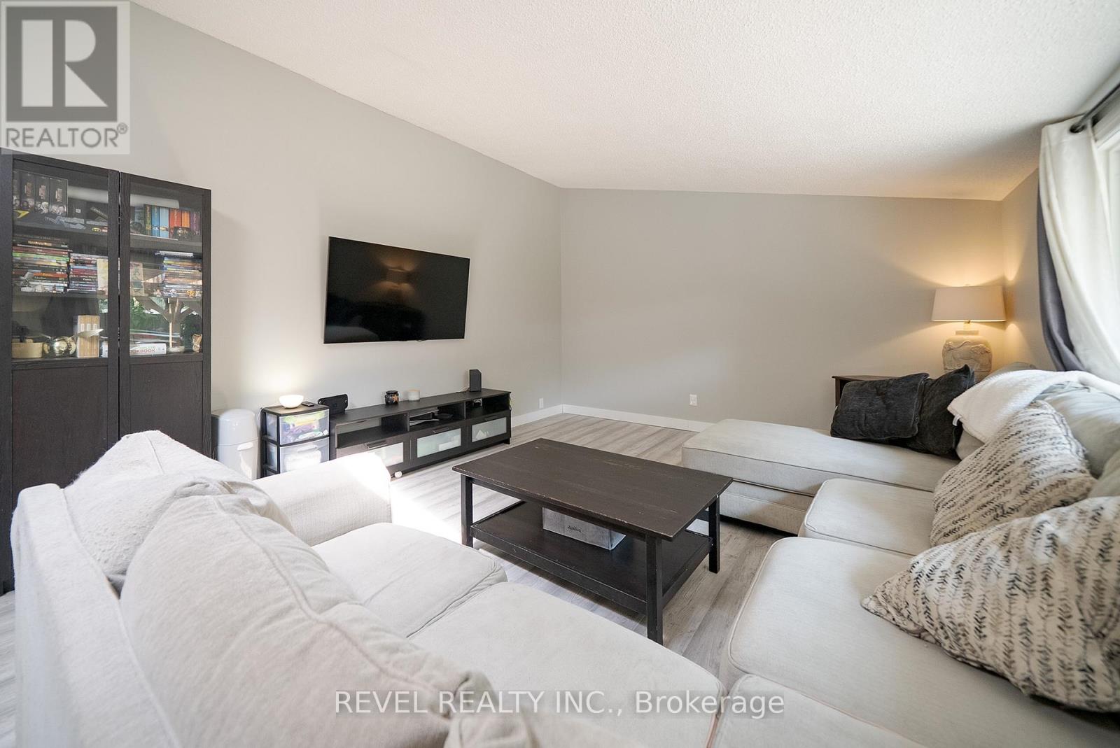 Photo 11 of 323 Brantwood Park Road, Brantford ON