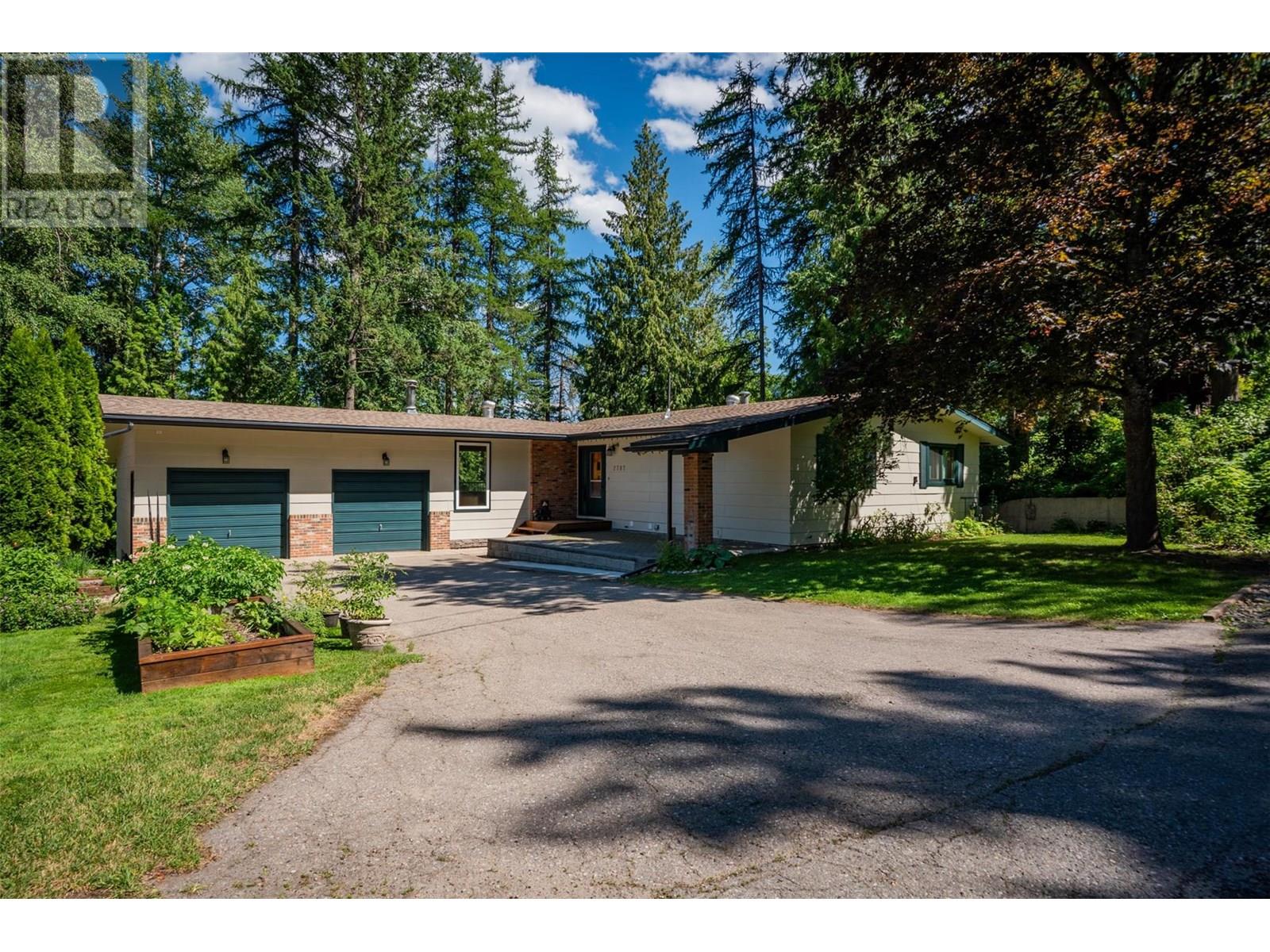Photo 7 of 2707 Maple Crescent, Rossland BC