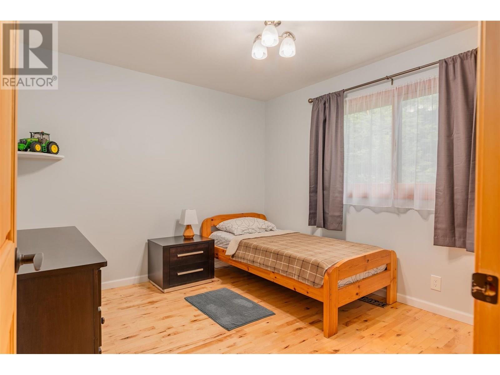 Photo 8 of 2707 Maple Crescent, Rossland BC