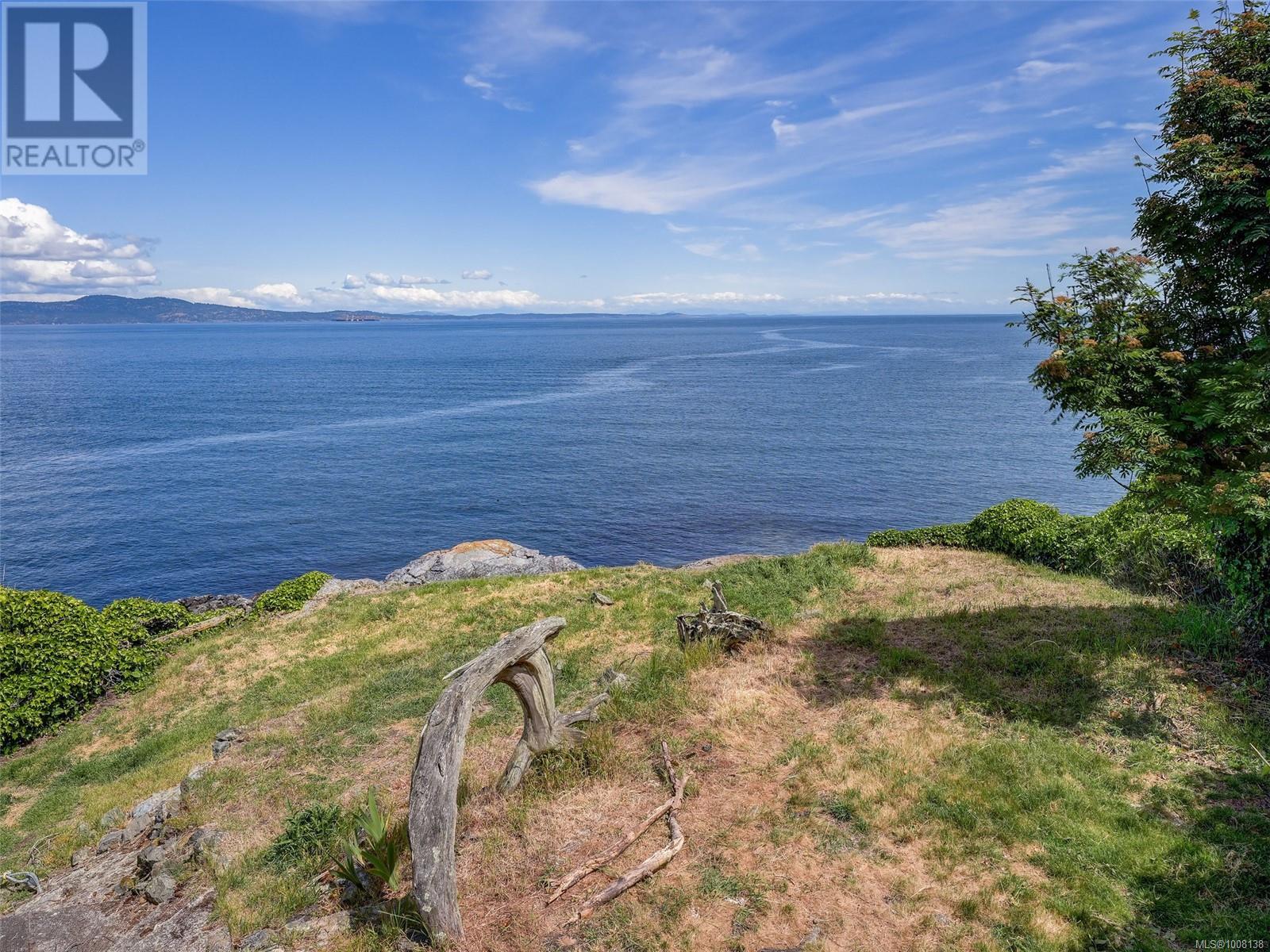 Photo 13 of 6000 Lockehaven Dr, Saanich BC