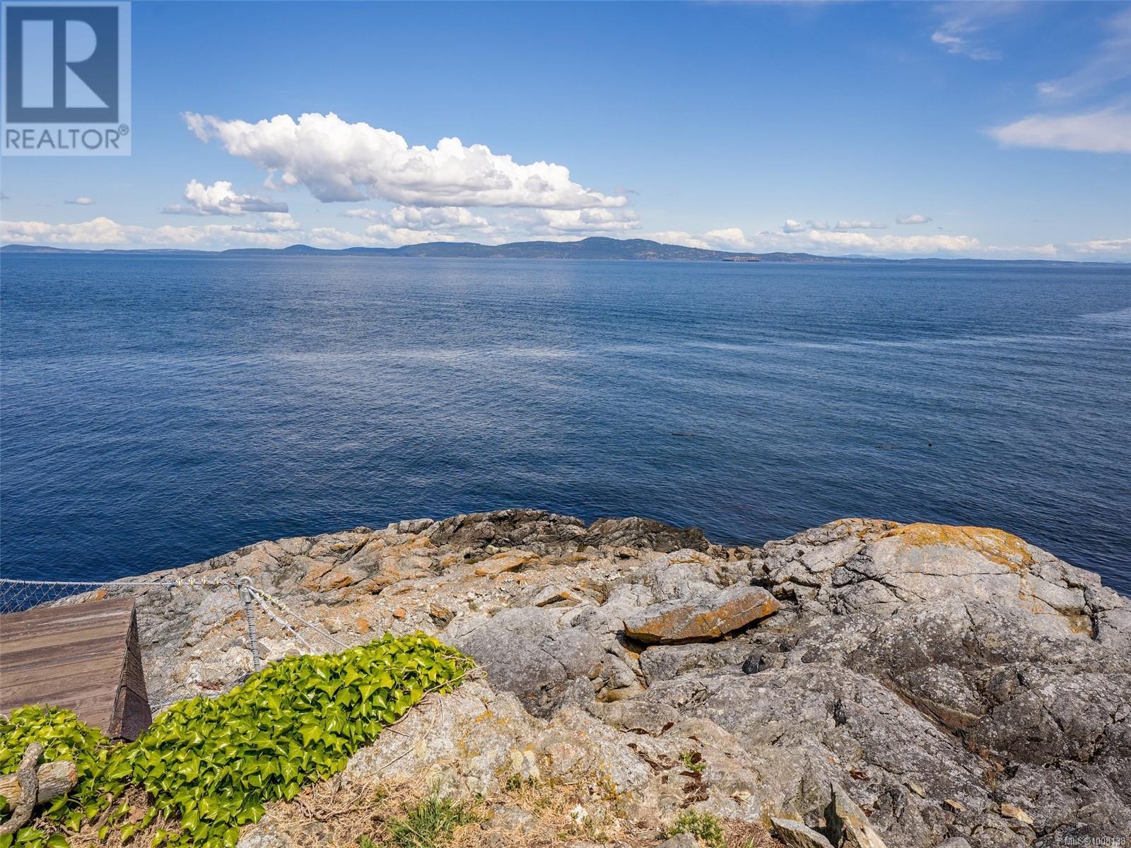 Photo 36 of 6000 Lockehaven Dr, Saanich BC