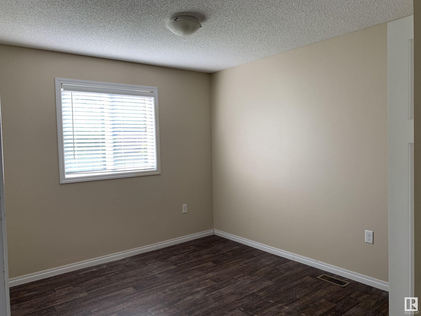 Photo 2 of 11824 93 St Nw, Edmonton AB