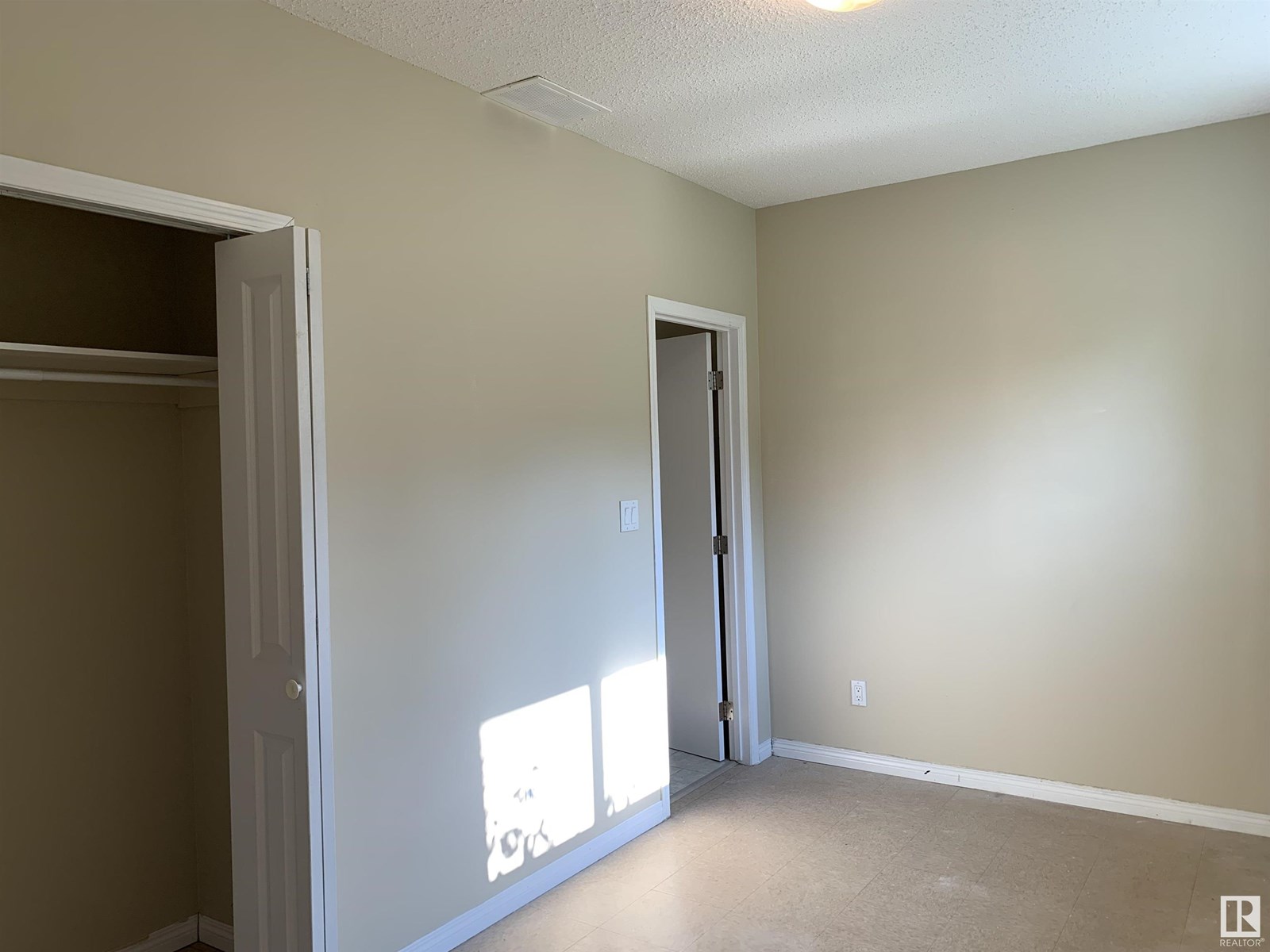 Photo 10 of 11824 93 St Nw, Edmonton AB