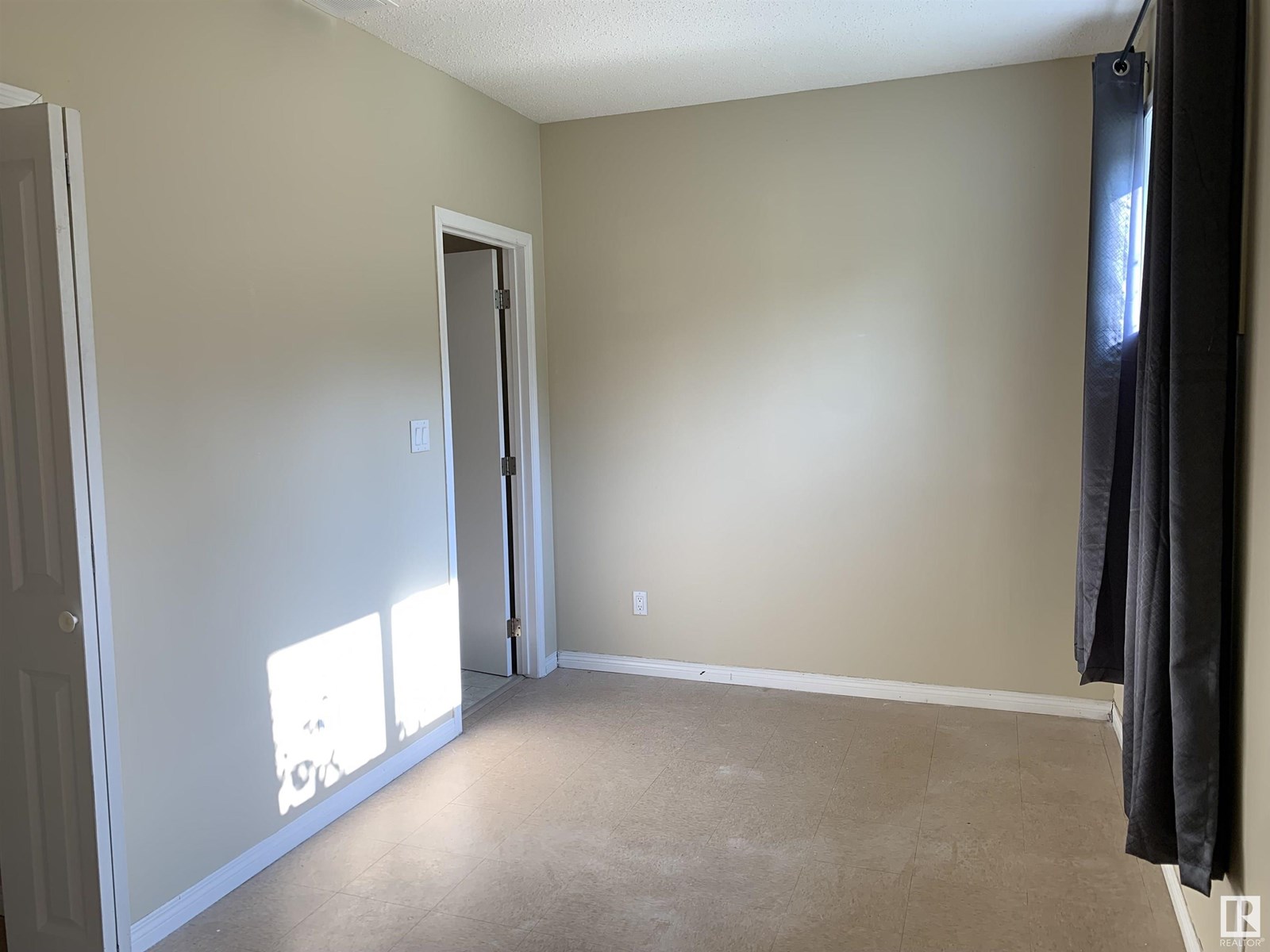 Photo 22 of 11824 93 St Nw, Edmonton AB
