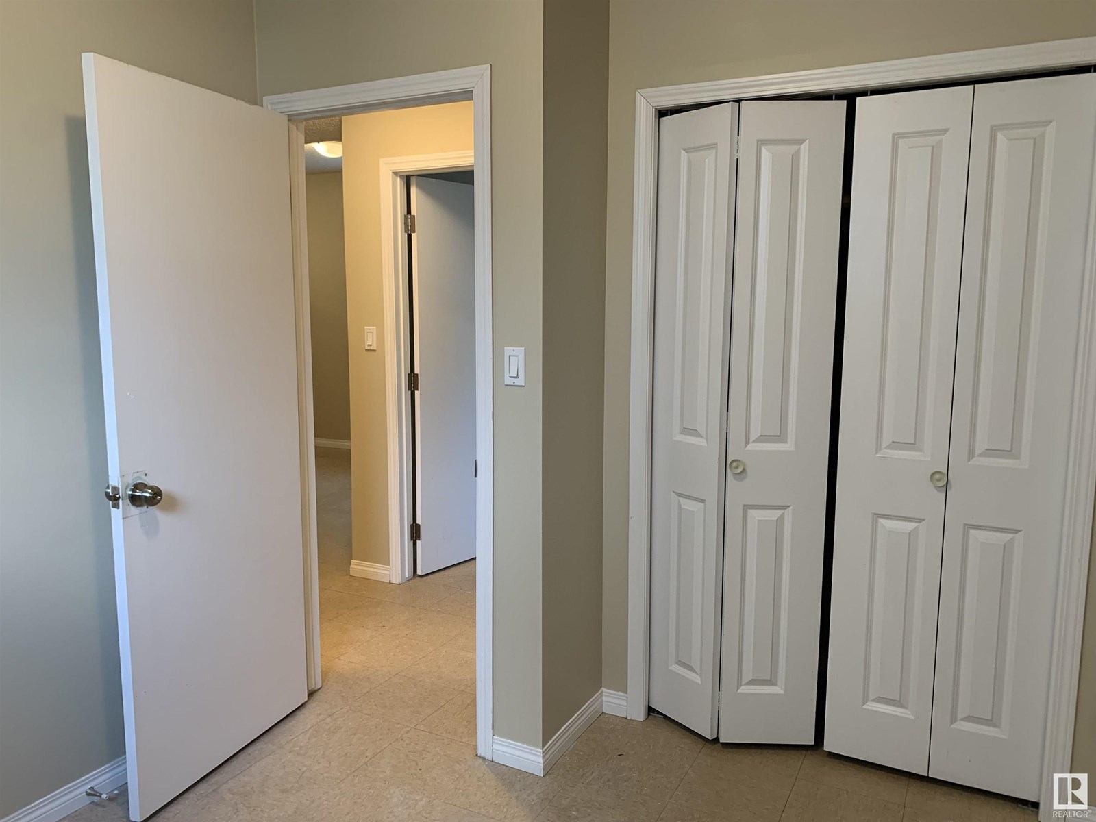 Photo 9 of 11824 93 St Nw, Edmonton AB