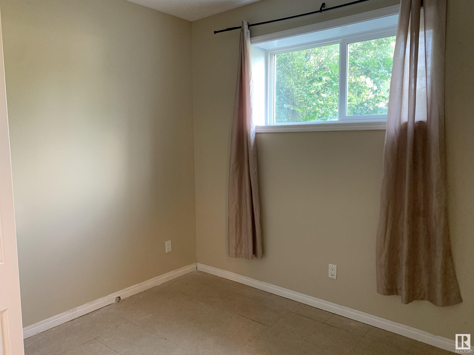 Photo 1 of 11824 93 St Nw, Edmonton AB