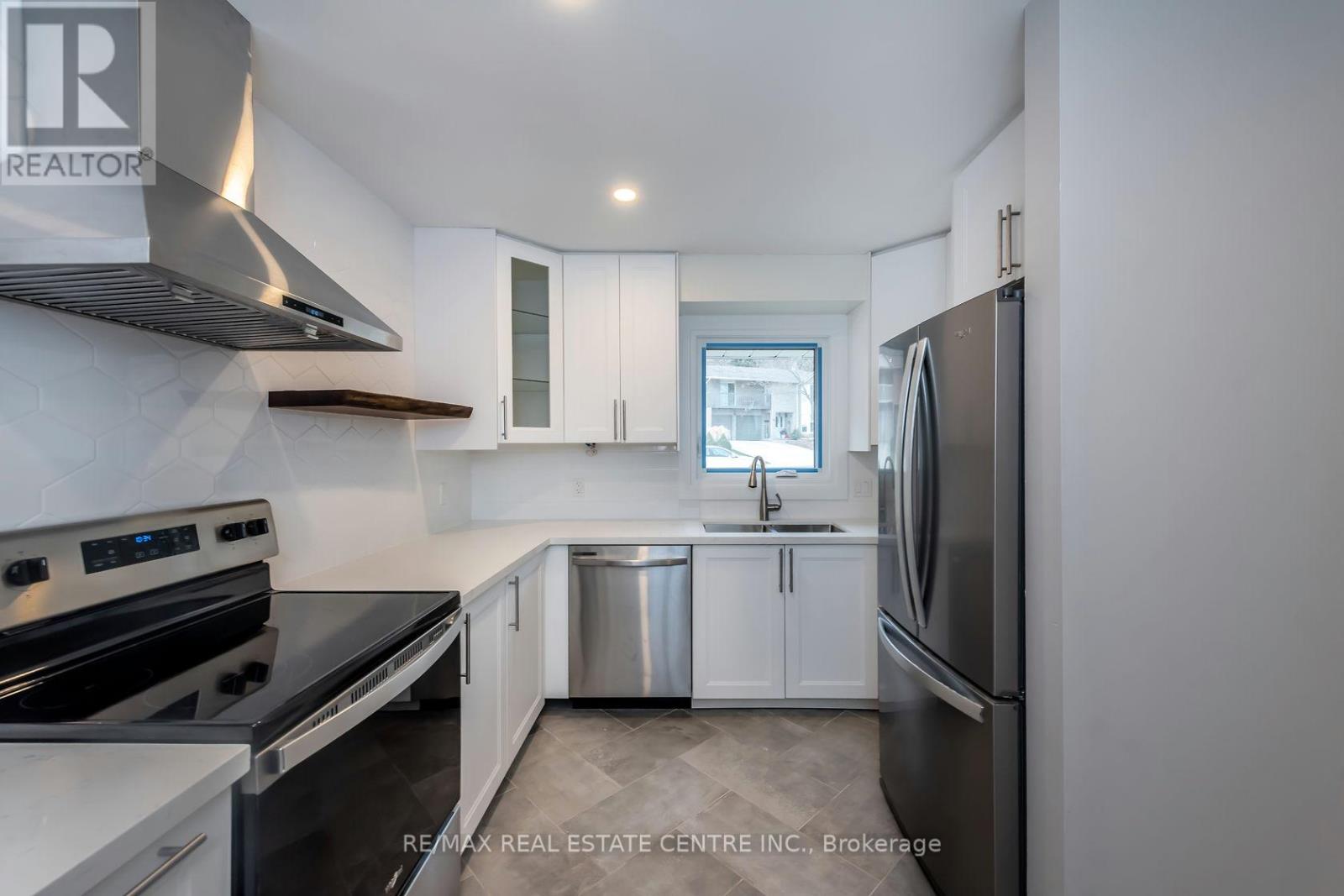 Single Family House Bungalow for Sale in A   KIMBERLY DRIVE Hamilton (Rosedale) 