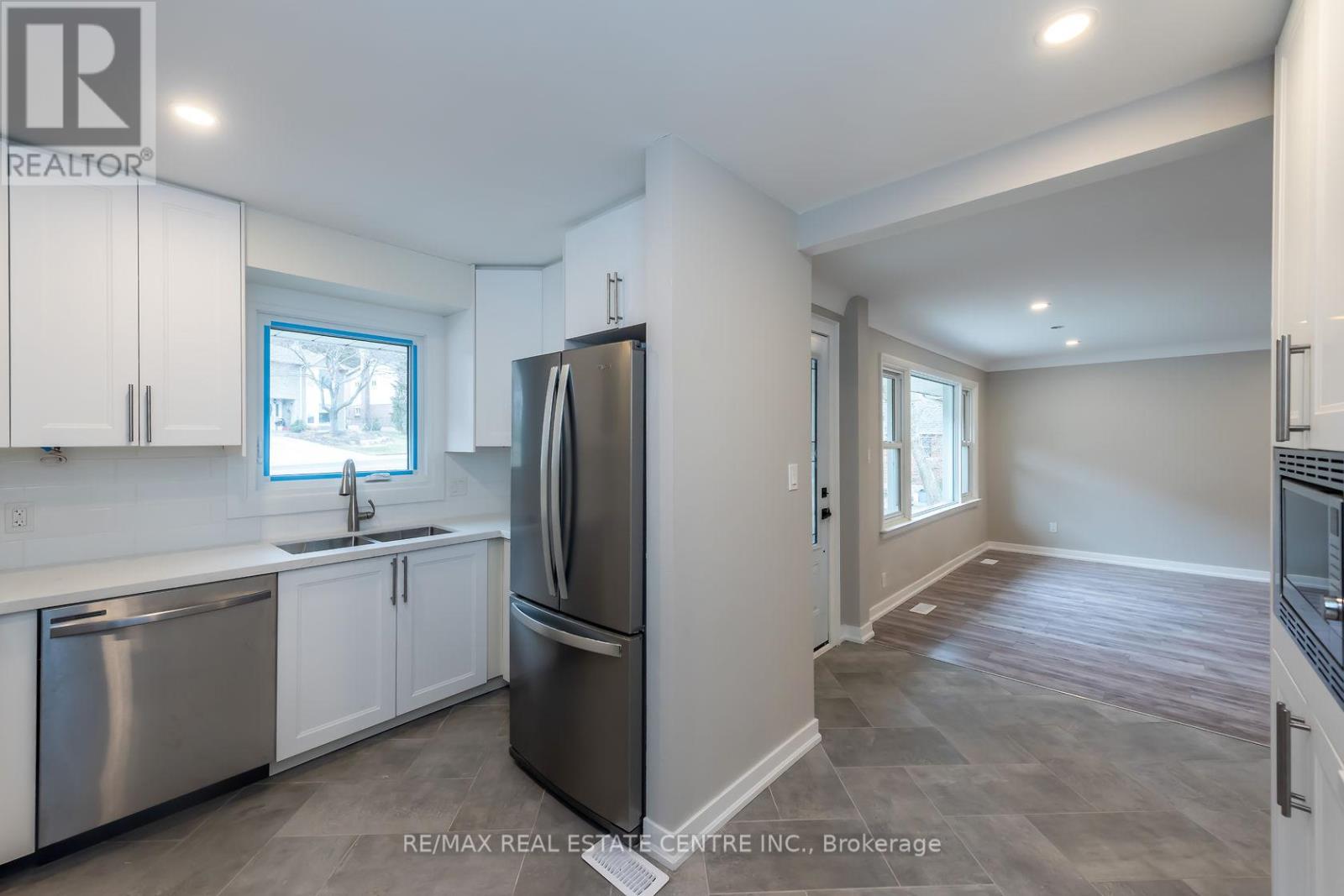 Single Family House Bungalow for Sale in A   KIMBERLY DRIVE Hamilton (Rosedale) 