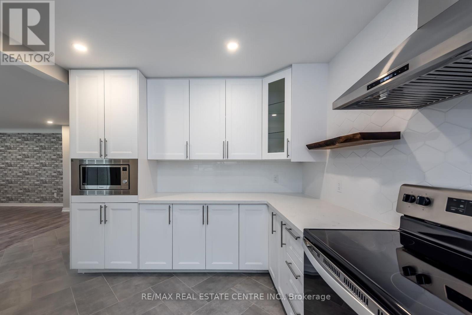 Single Family House Bungalow for Sale in A   KIMBERLY DRIVE Hamilton (Rosedale) 