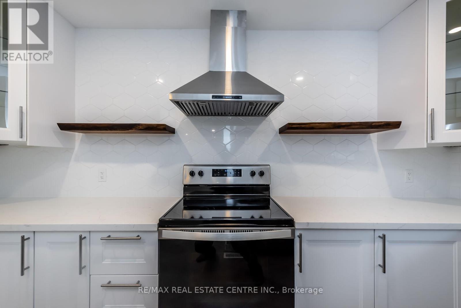 Single Family House Bungalow for Sale in A   KIMBERLY DRIVE Hamilton (Rosedale) 
