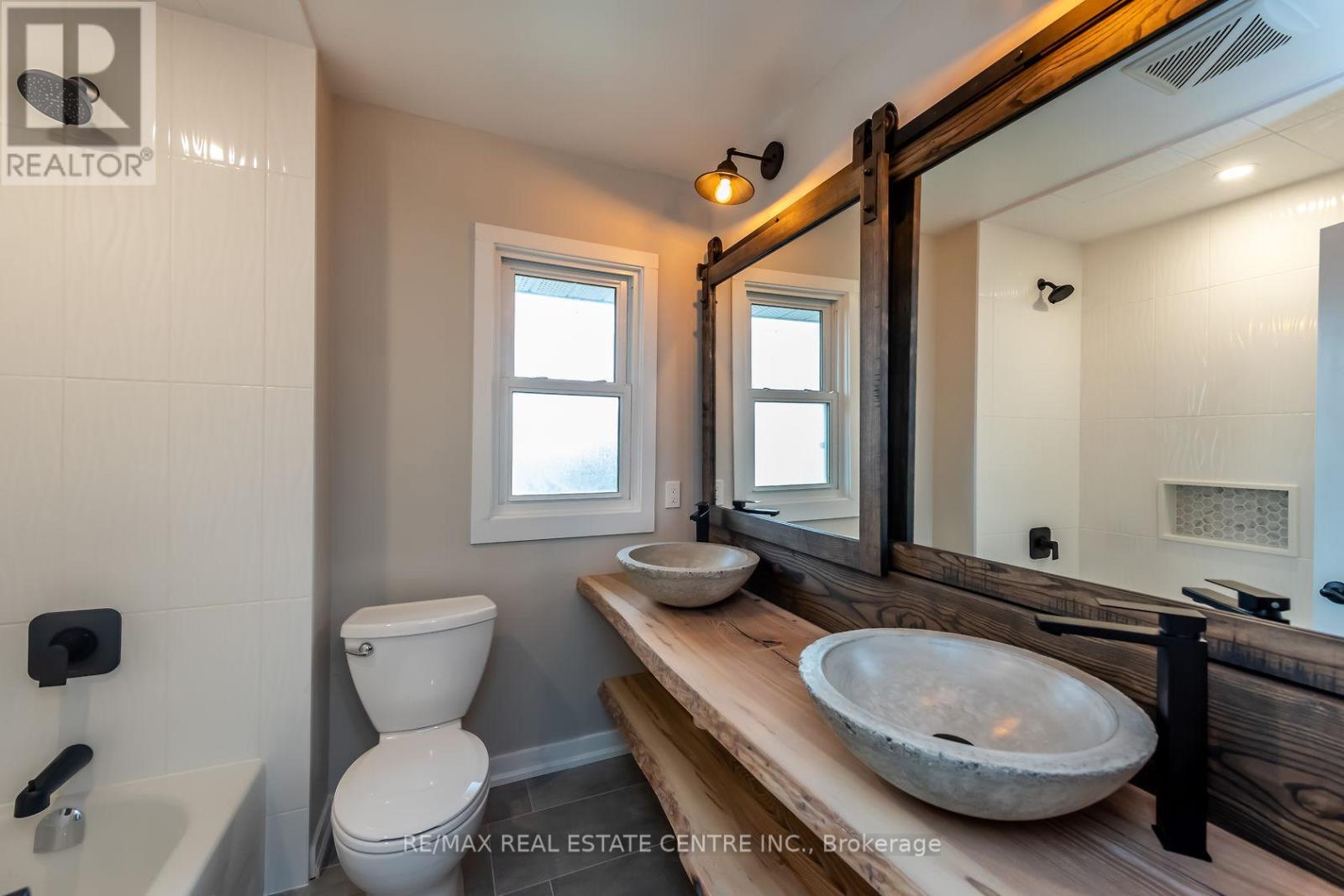 Single Family House Bungalow for Sale in A   KIMBERLY DRIVE Hamilton (Rosedale) 