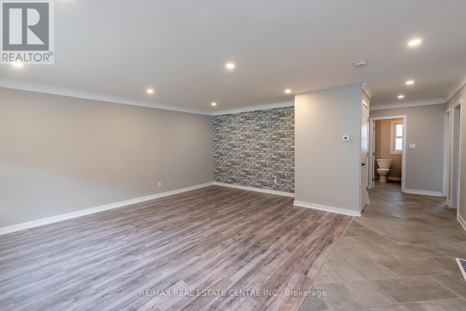 Single Family House Bungalow for Sale in A   KIMBERLY DRIVE Hamilton (Rosedale) 