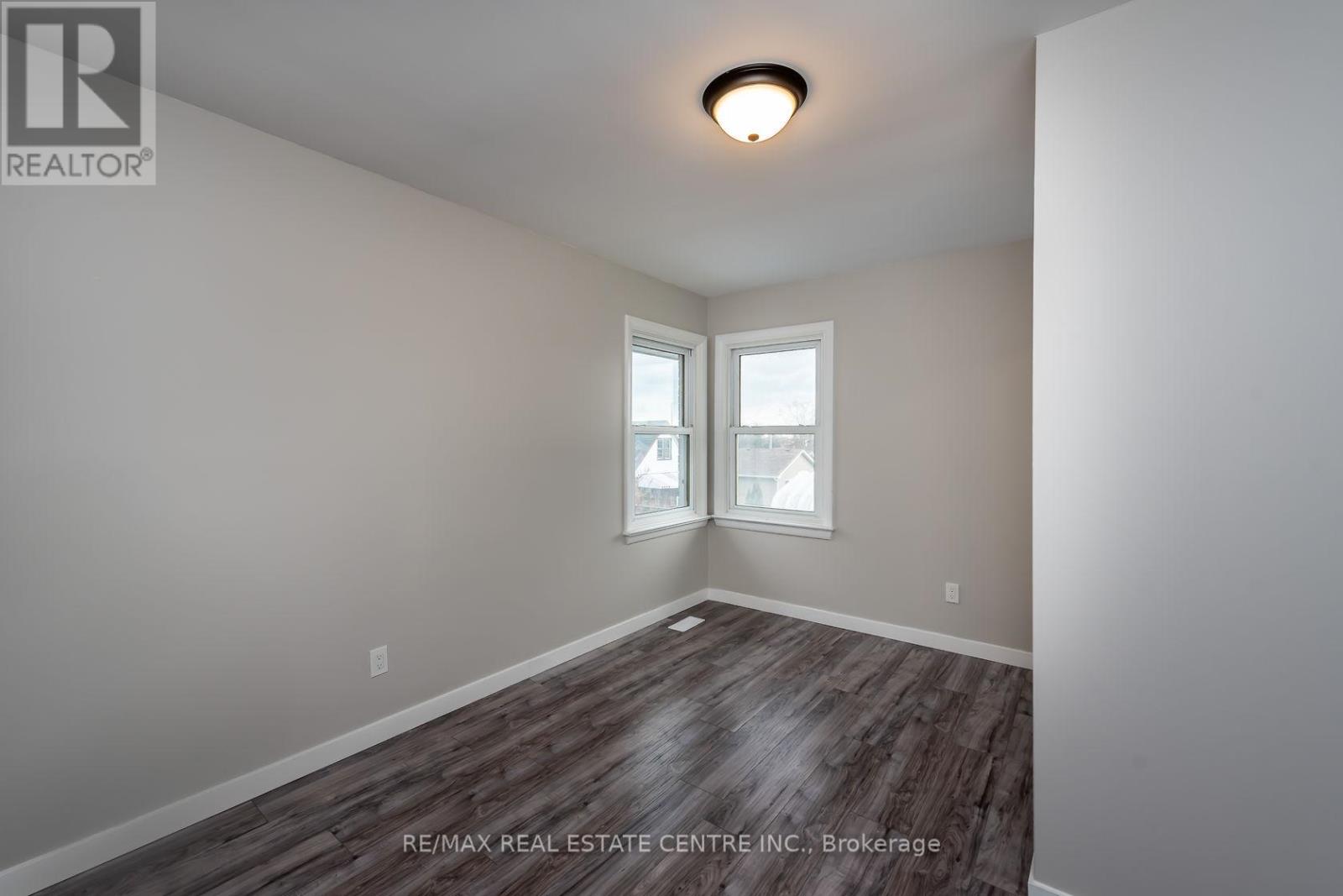 Single Family House Bungalow for Sale in A   KIMBERLY DRIVE Hamilton (Rosedale) 