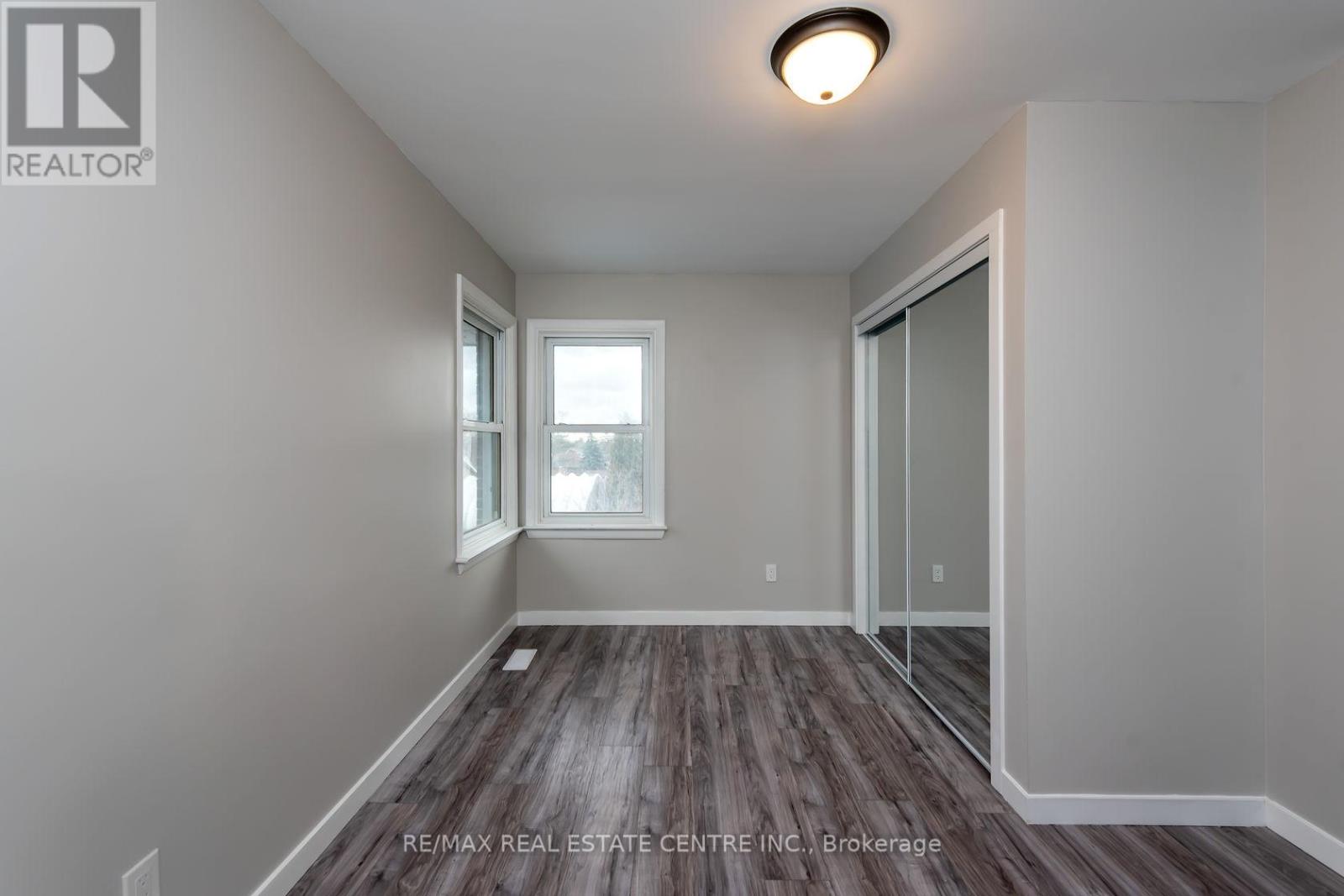 Single Family House Bungalow for Sale in A   KIMBERLY DRIVE Hamilton (Rosedale) 