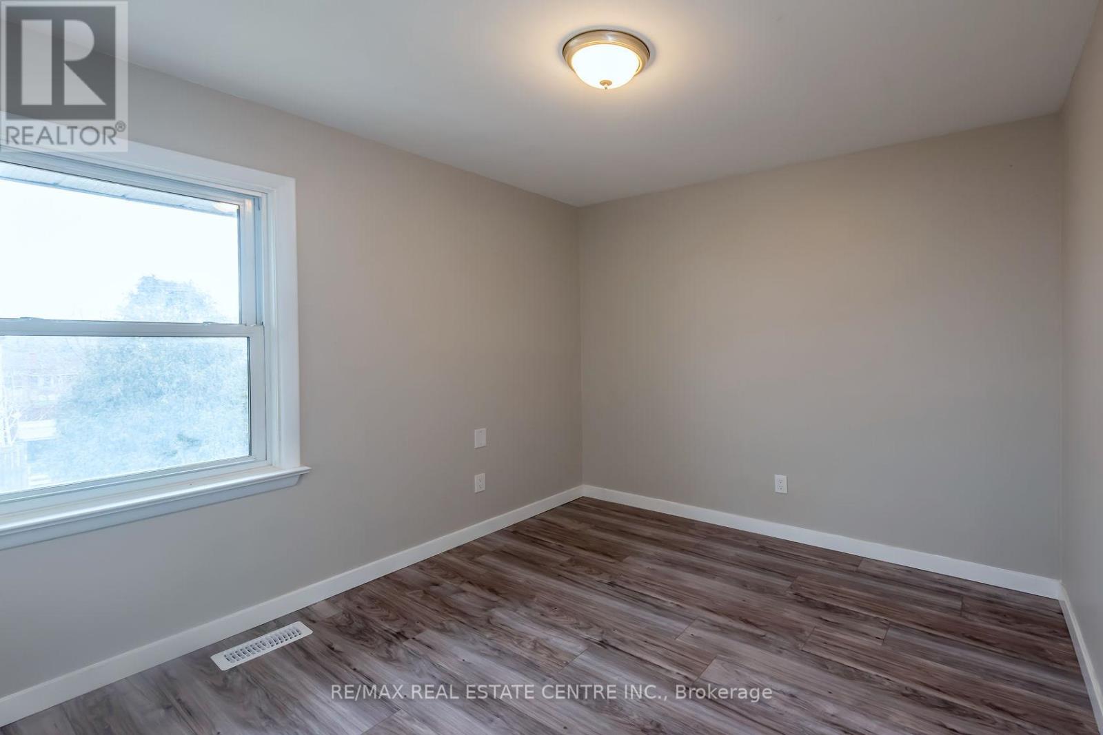 Single Family House Bungalow for Sale in A   KIMBERLY DRIVE Hamilton (Rosedale) 