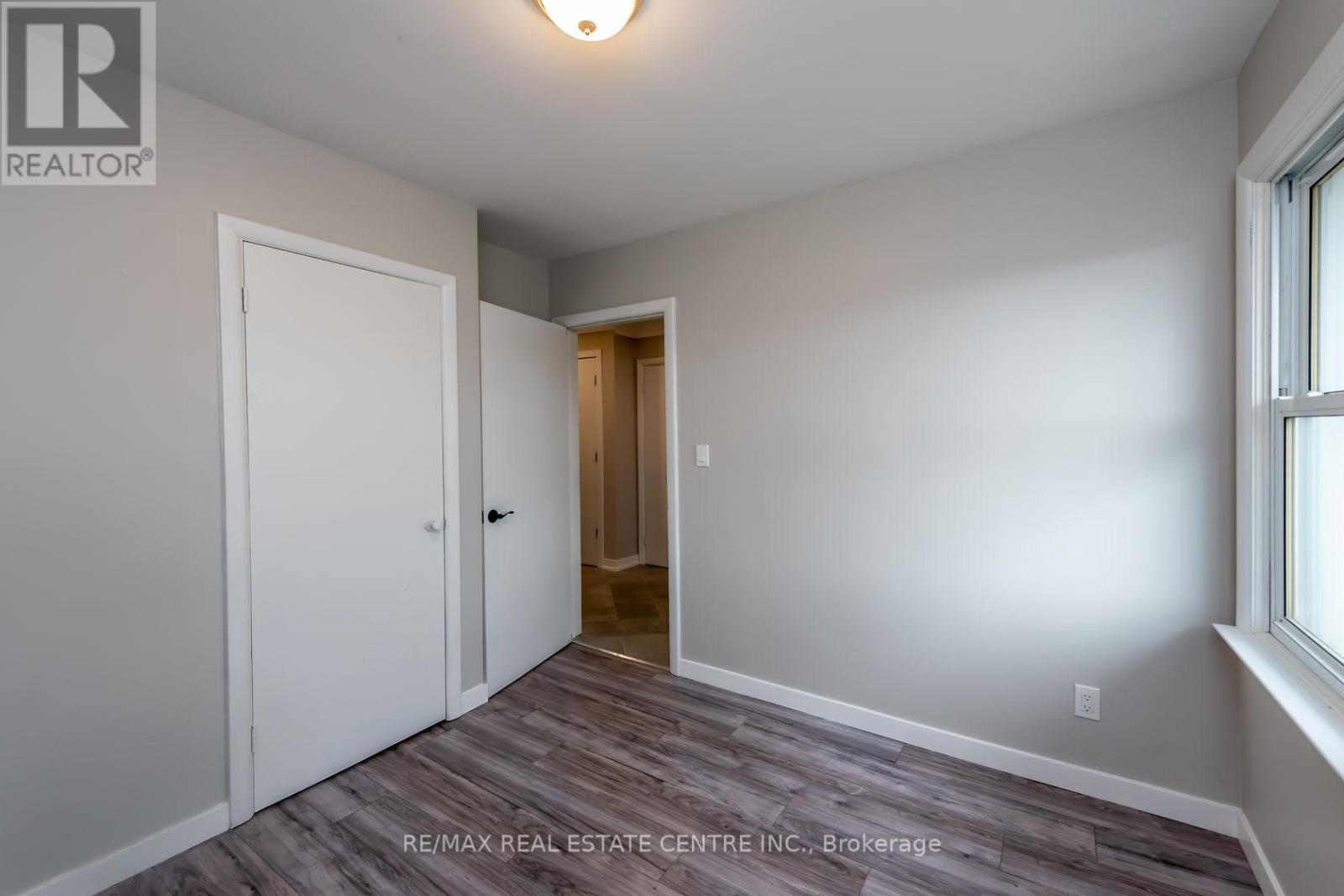 Single Family House Bungalow for Sale in A   KIMBERLY DRIVE Hamilton (Rosedale) 
