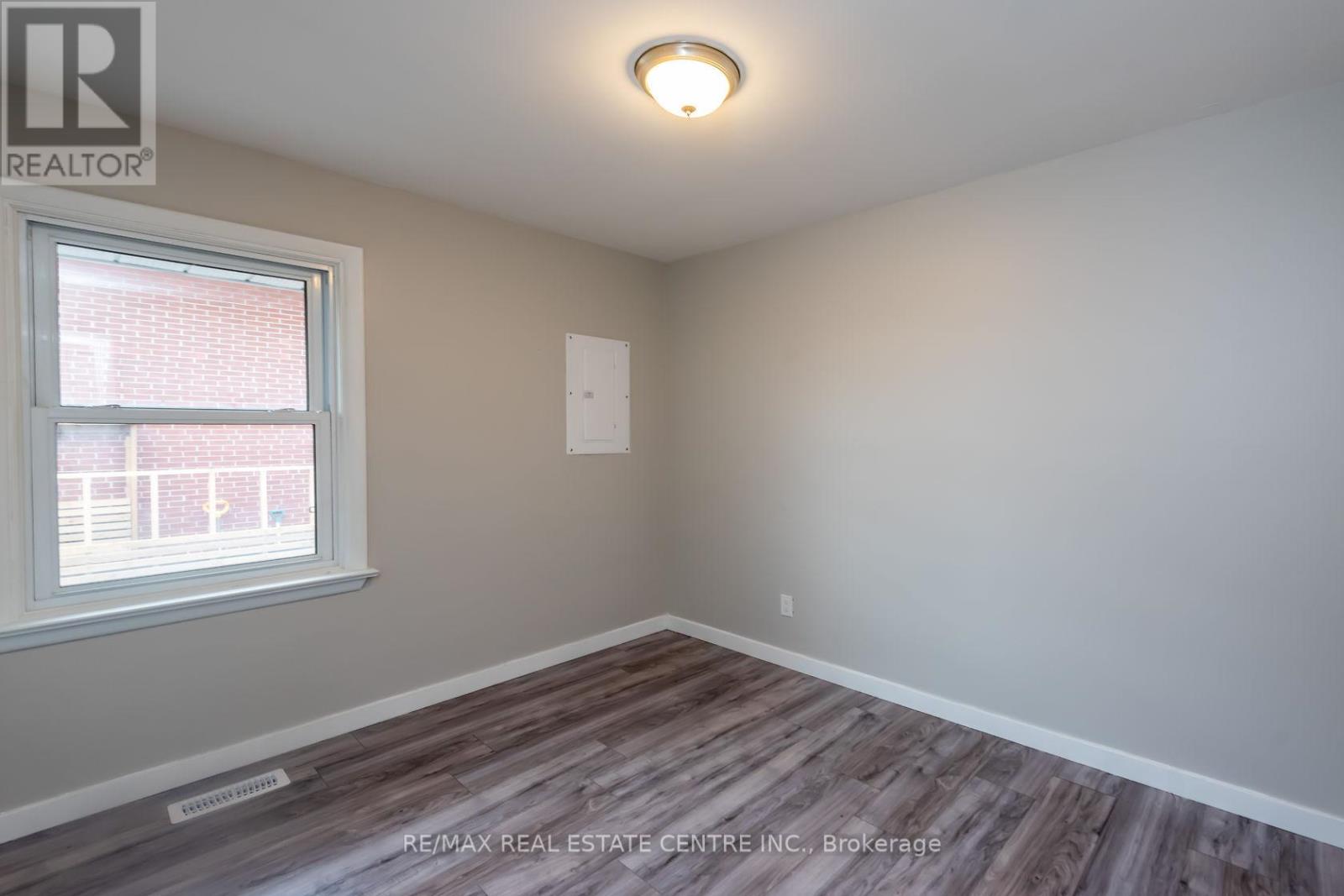 Single Family House Bungalow for Sale in A   KIMBERLY DRIVE Hamilton (Rosedale) 