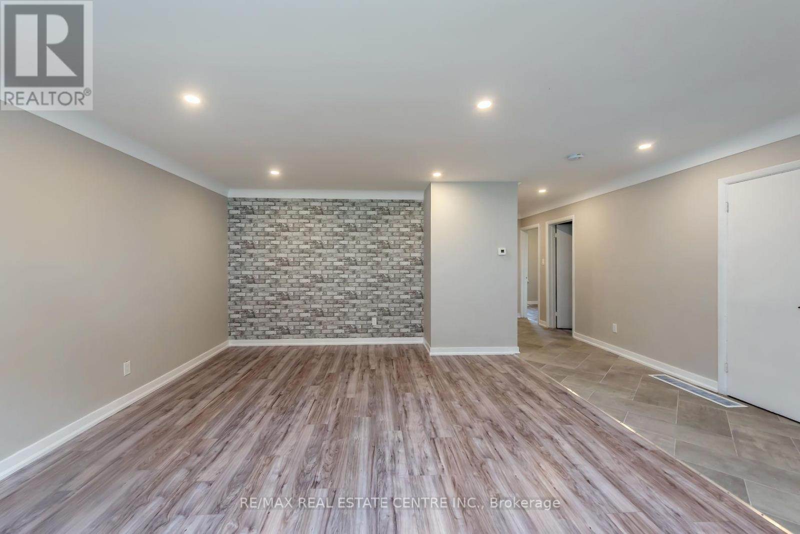 Single Family House Bungalow for Sale in A   KIMBERLY DRIVE Hamilton (Rosedale) 