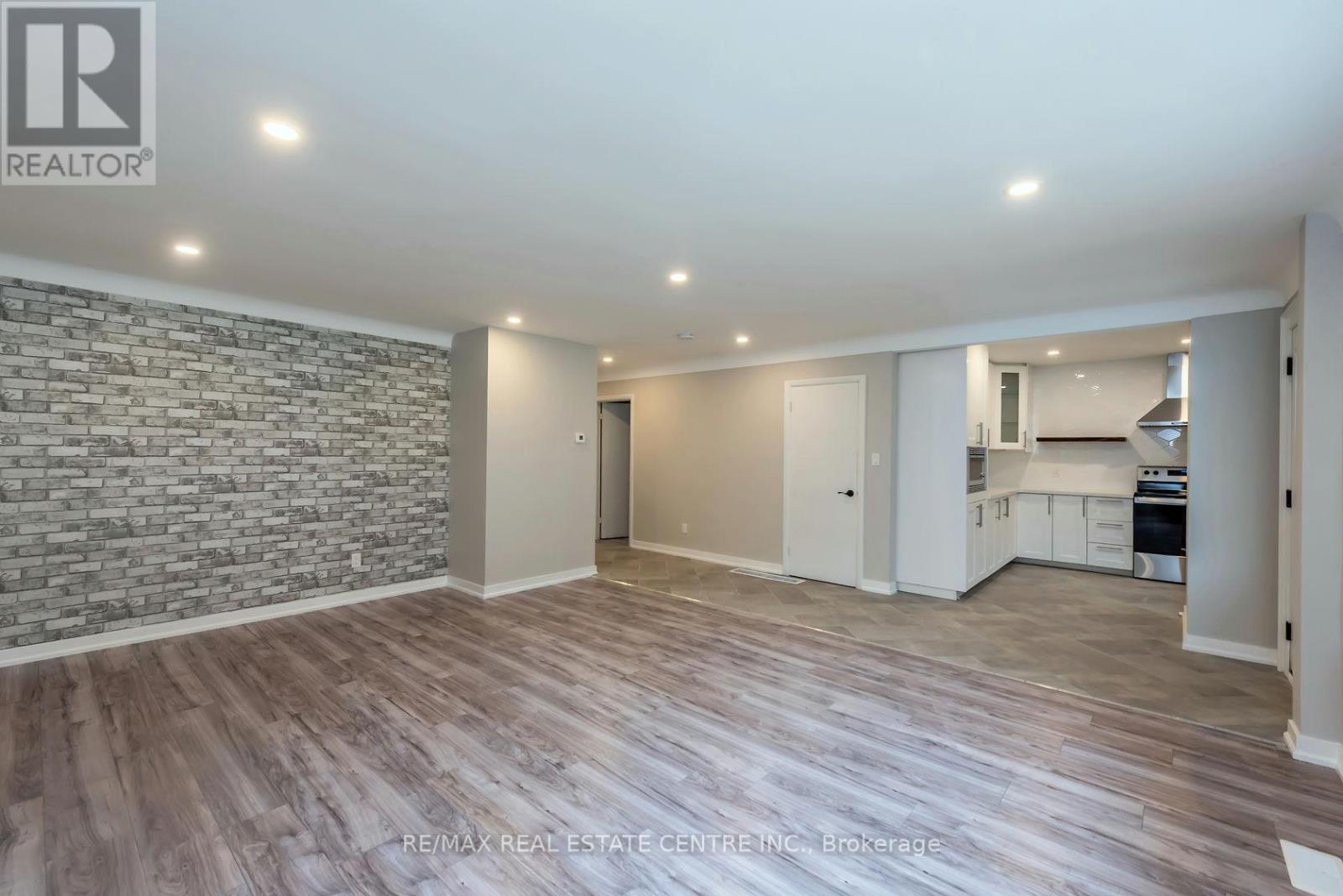 Single Family House Bungalow for Sale in A   KIMBERLY DRIVE Hamilton (Rosedale) 