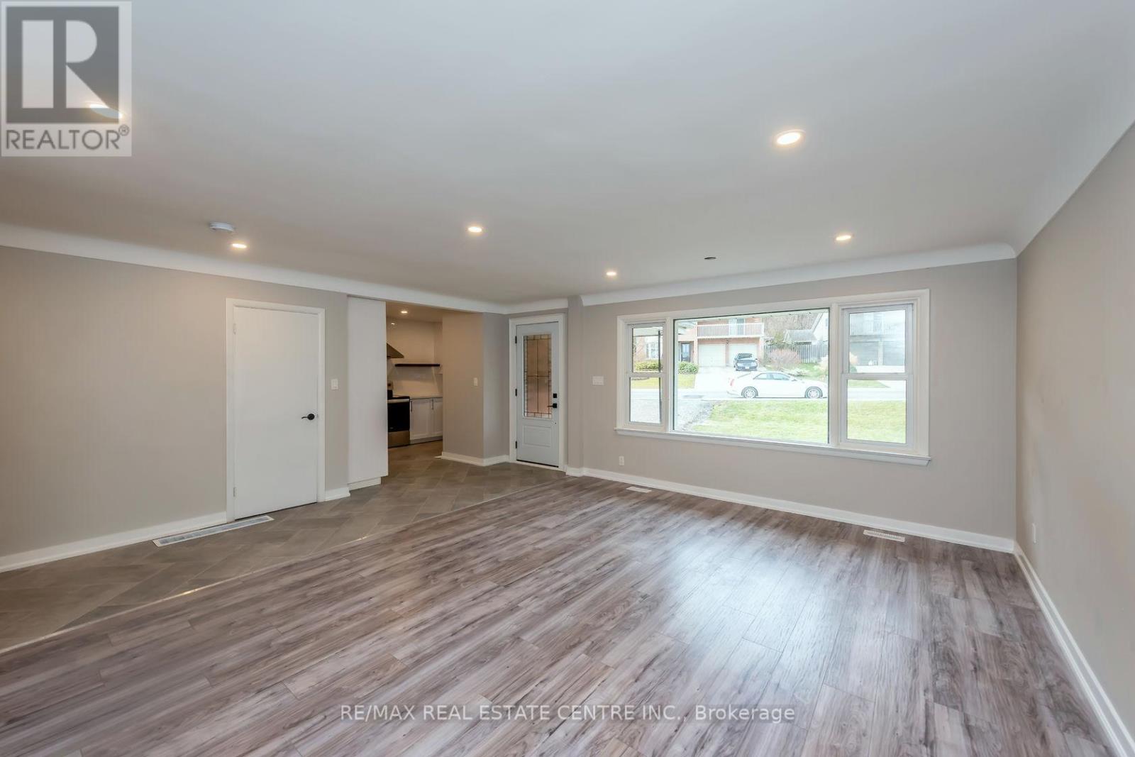 Single Family House Bungalow for Sale in A   KIMBERLY DRIVE Hamilton (Rosedale) 