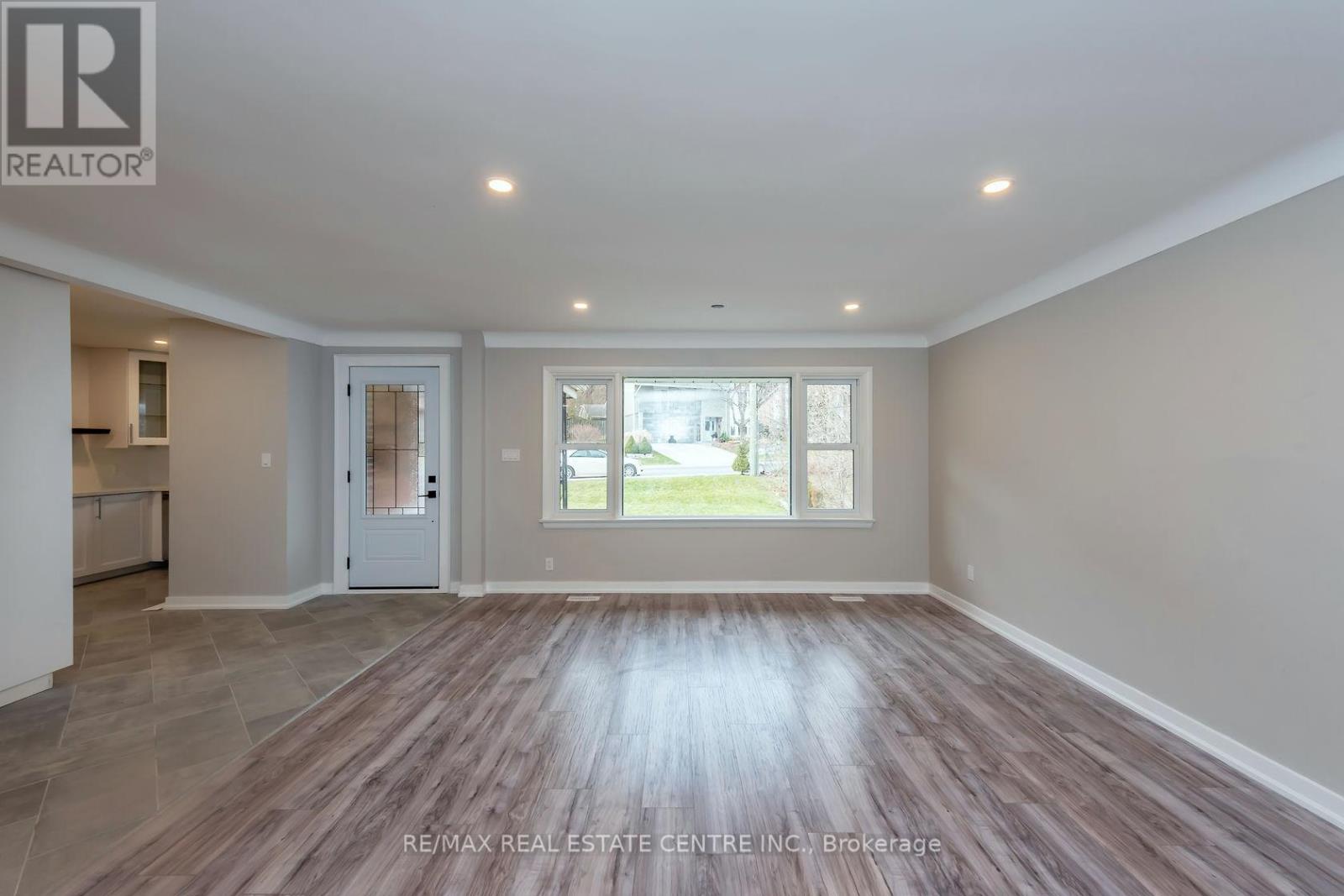Single Family House Bungalow for Sale in A   KIMBERLY DRIVE Hamilton (Rosedale) 
