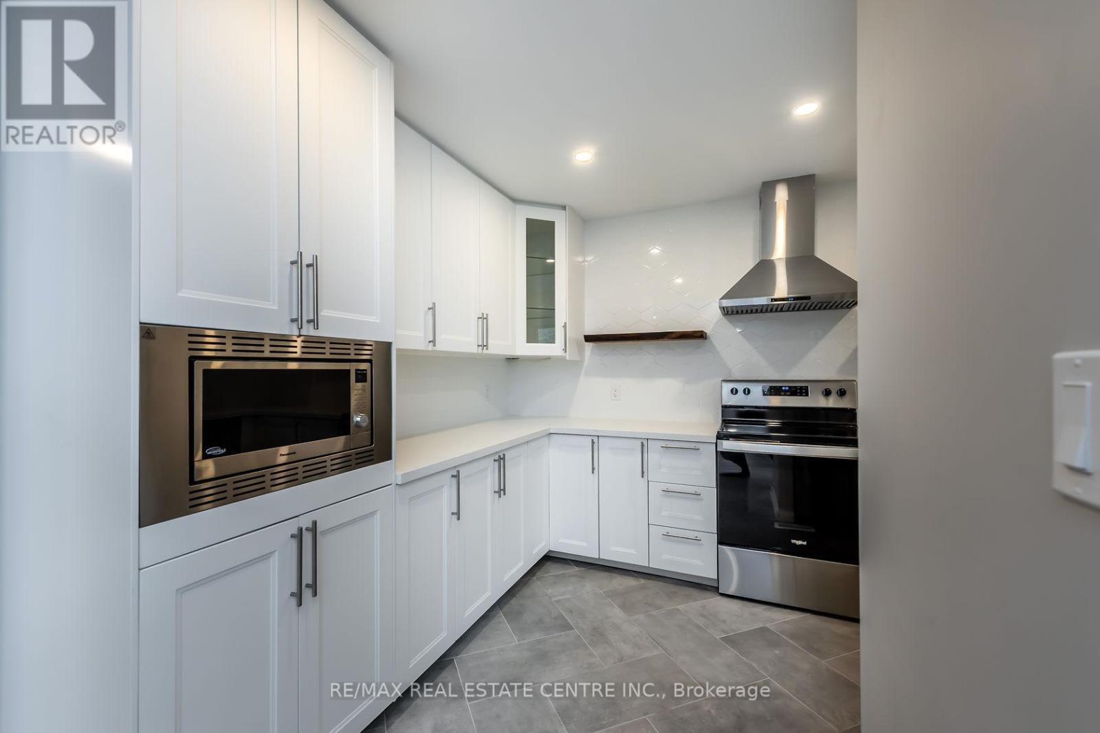 Single Family House Bungalow for Sale in A   KIMBERLY DRIVE Hamilton (Rosedale) 