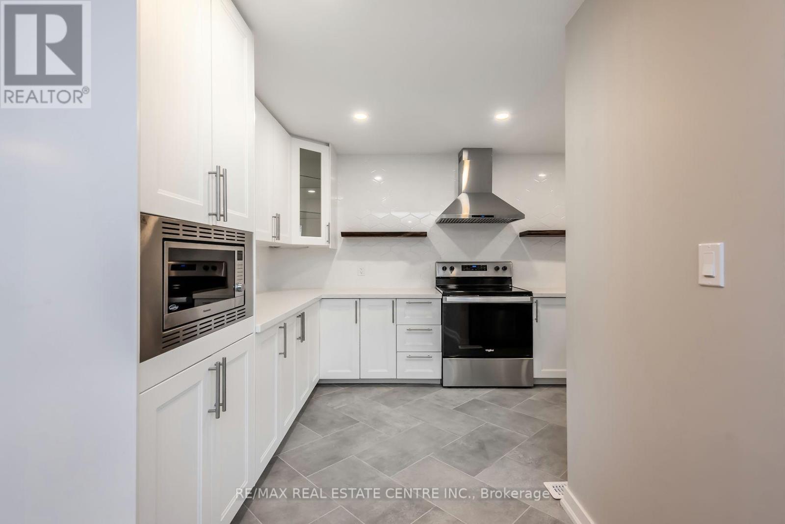 Single Family House Bungalow for Sale in A   KIMBERLY DRIVE Hamilton (Rosedale) 