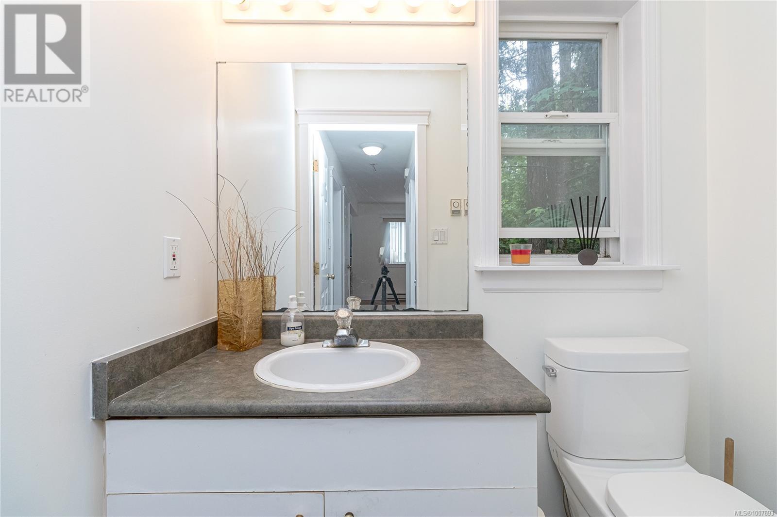Photo 16 of 2466 Galland Ave, Shawnigan Lake BC