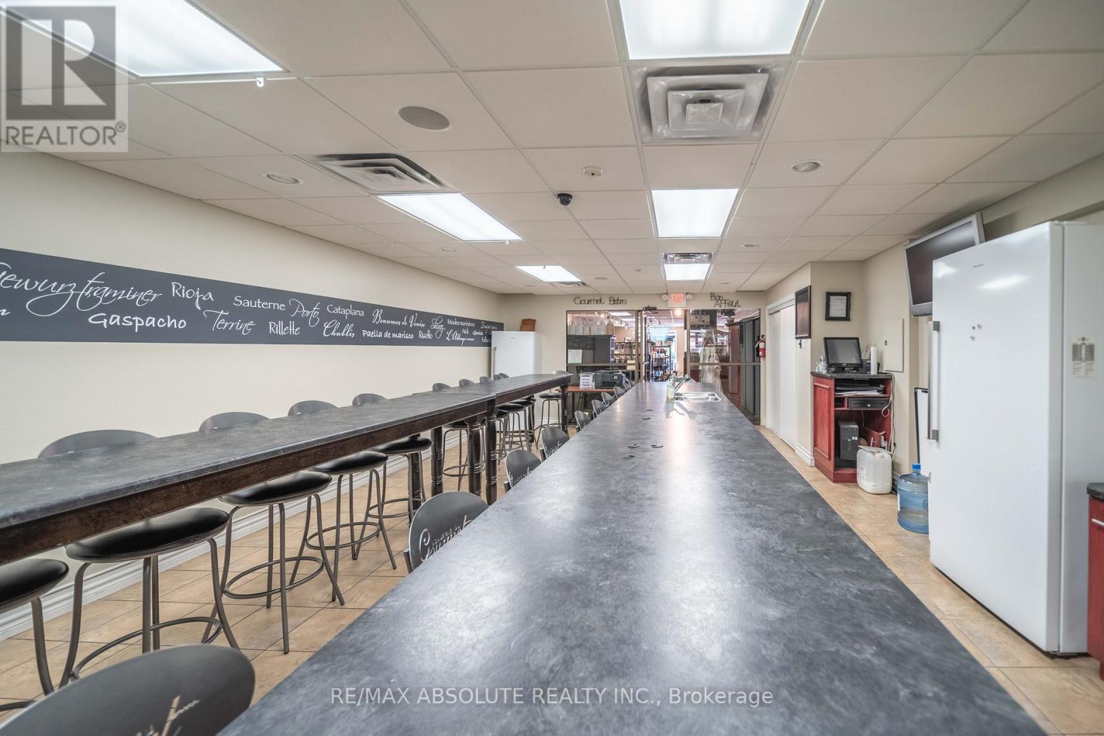 Photo 3 of 993 Notre Dame Street, Russell ON