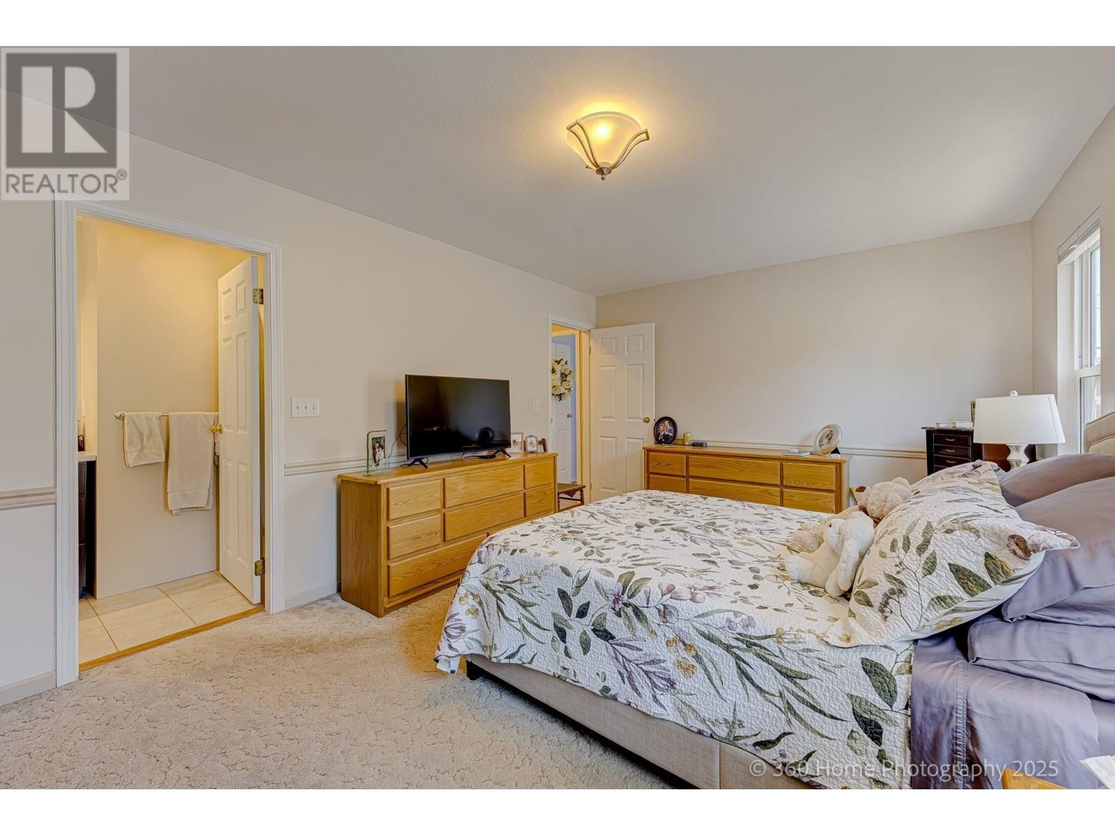 Photo 9 of 6534 Holly Park Drive, Delta BC