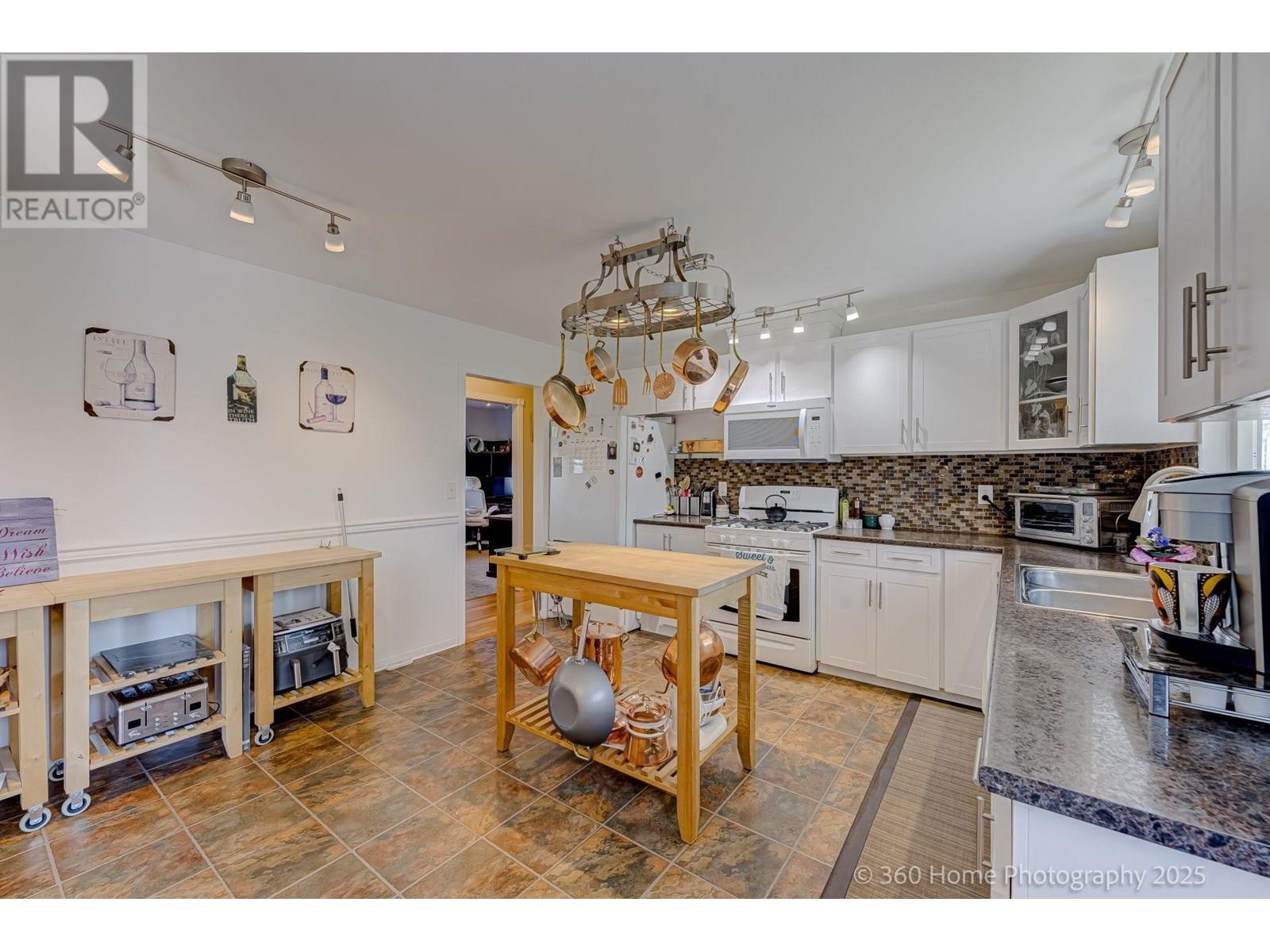 Photo 17 of 6534 Holly Park Drive, Delta BC