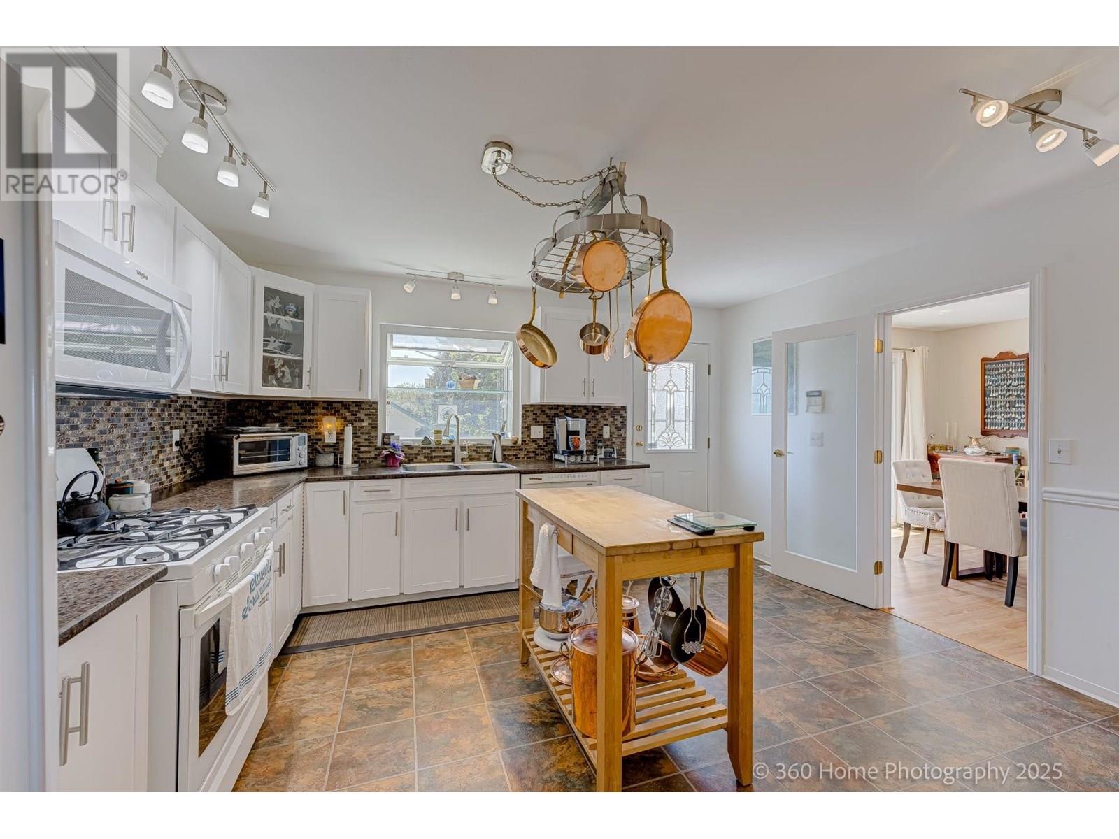 Photo 7 of 6534 Holly Park Drive, Delta BC
