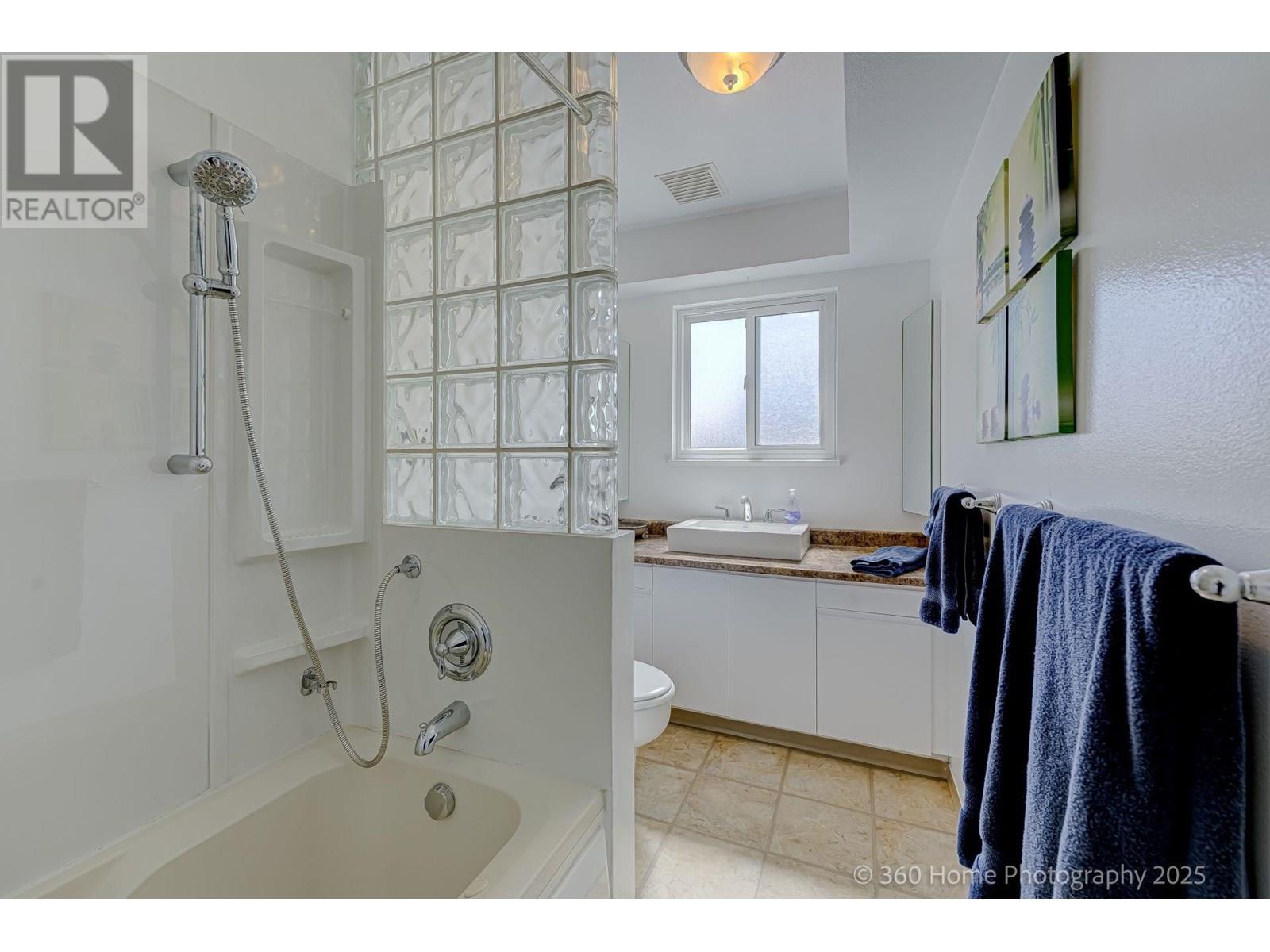 Photo 16 of 6534 Holly Park Drive, Delta BC