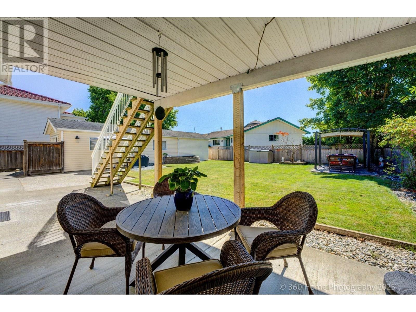 Photo 4 of 6534 Holly Park Drive, Delta BC