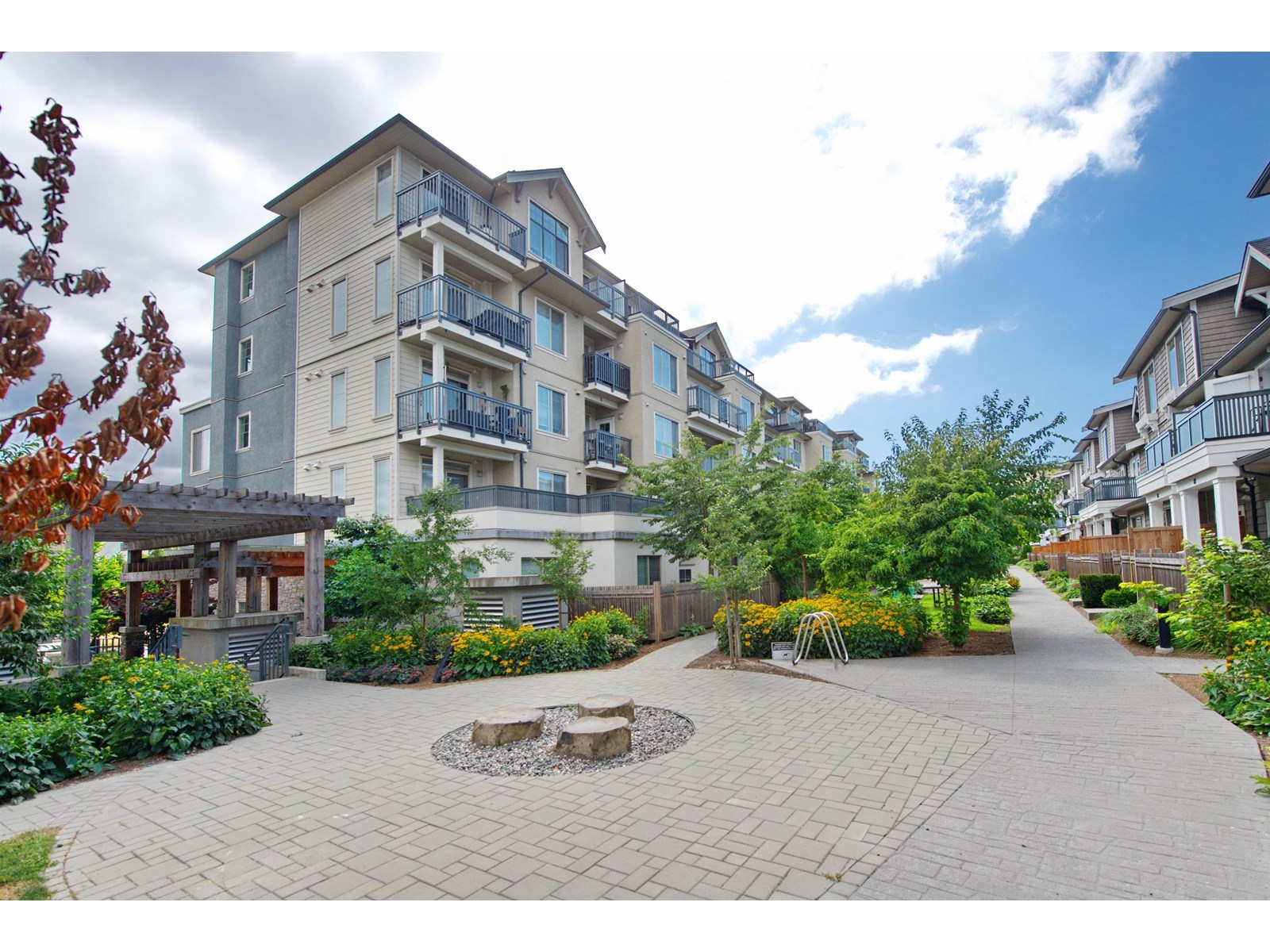 Photo 4 of A 105 20487 65 Avenue, Langley BC
