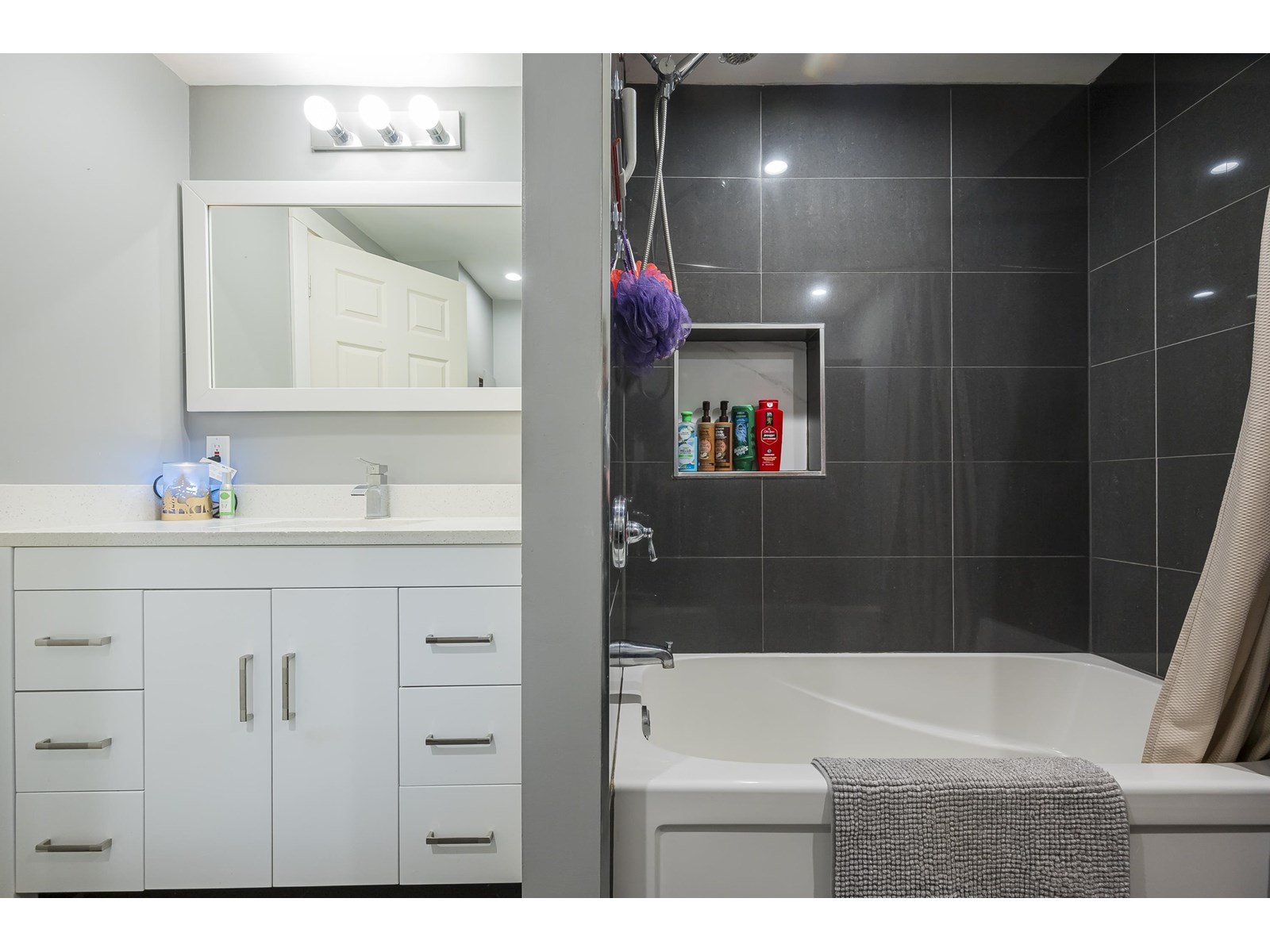 Photo 12 of 25035 10 Avenue, Langley BC