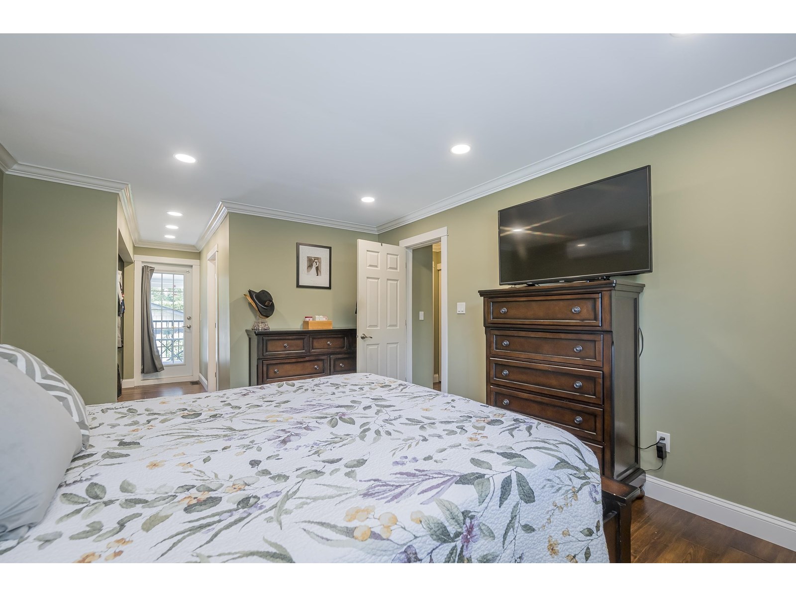 Photo 11 of 25035 10 Avenue, Langley BC