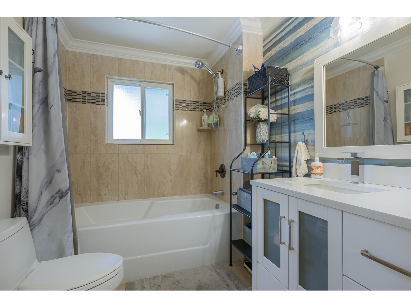 Photo 5 of 25035 10 Avenue, Langley BC