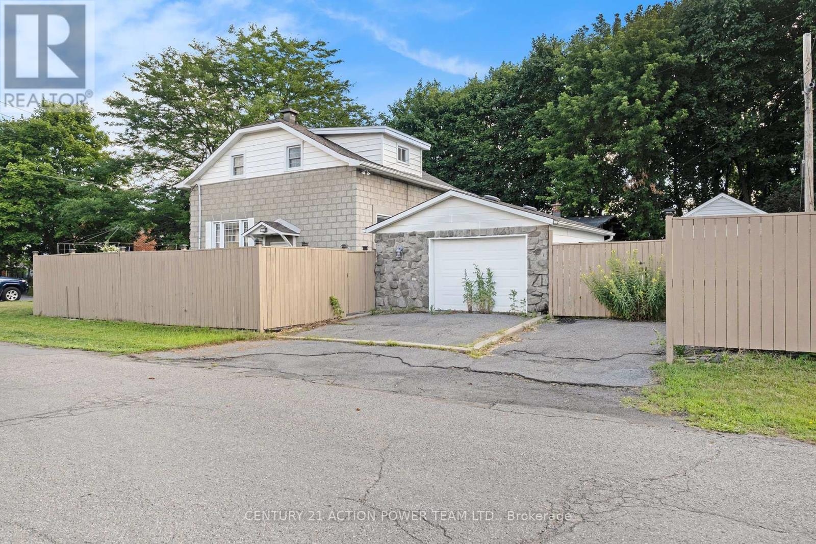 Photo 2 of 1318 Brookline Avenue, Ottawa ON