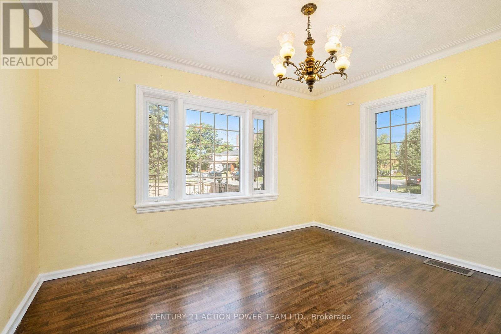 Photo 4 of 1318 Brookline Avenue, Ottawa ON