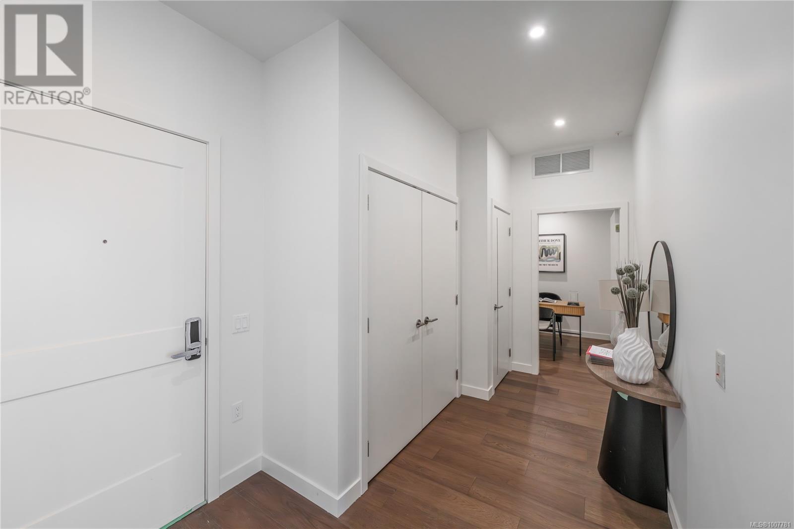 307 9570 Fifth Street, Sidney