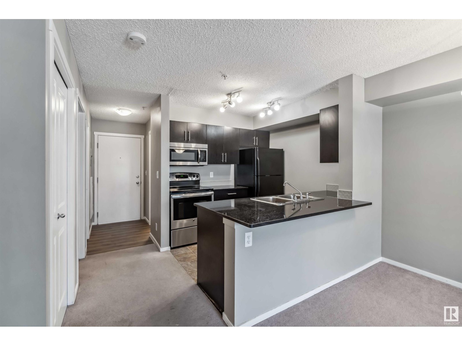 Photo 17 of 112 5816 Mullen Pl Nw, Edmonton AB