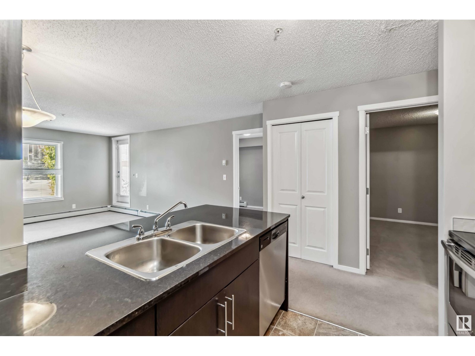 Photo 23 of 112 5816 Mullen Pl Nw, Edmonton AB
