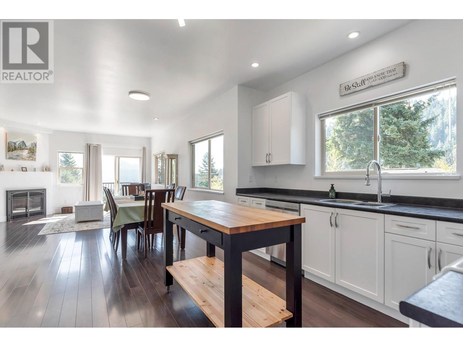 931 RIVENDELL DRIVE, Bowen Island