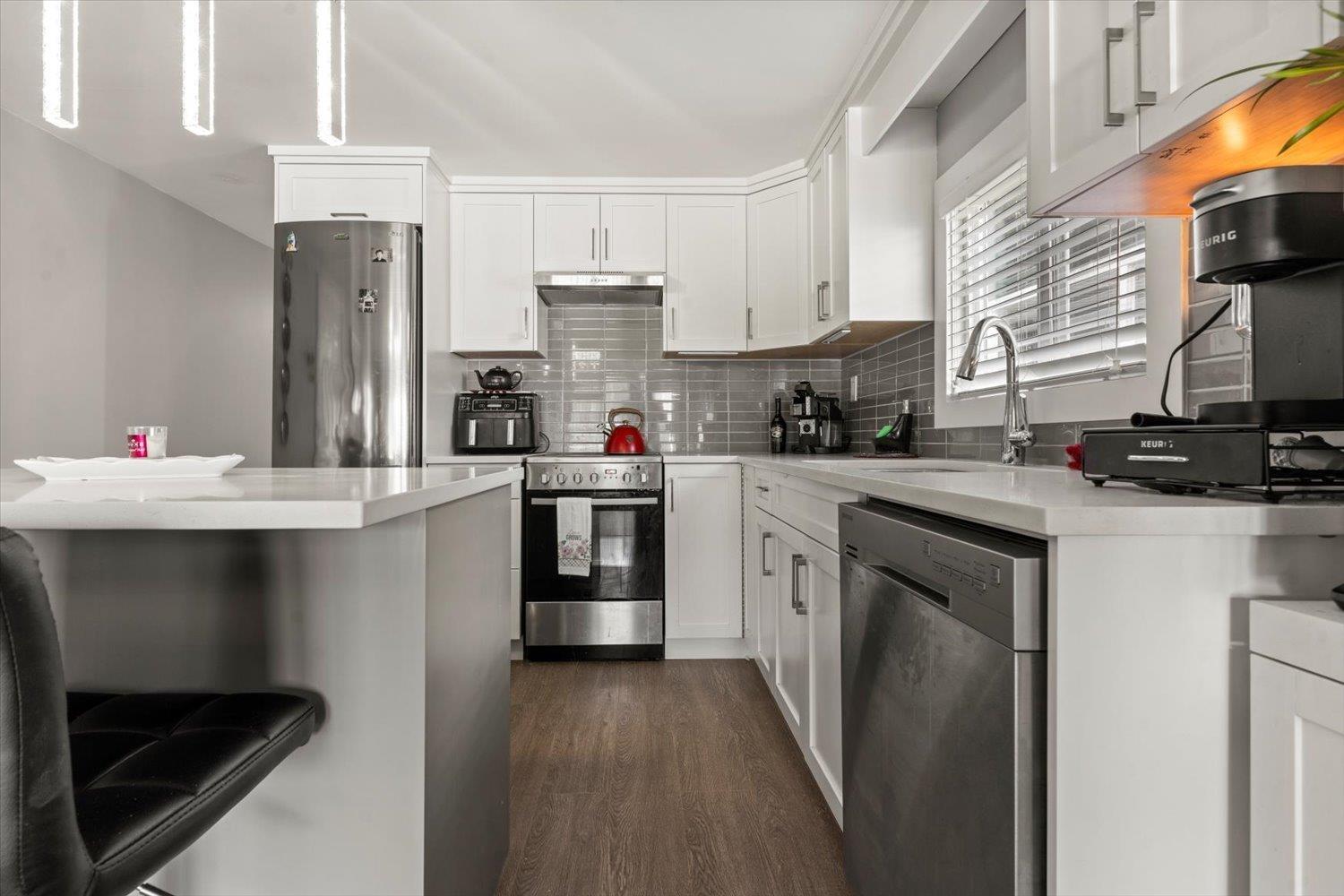 Photo 9 of 3 8220 King George Boulevard, Surrey BC